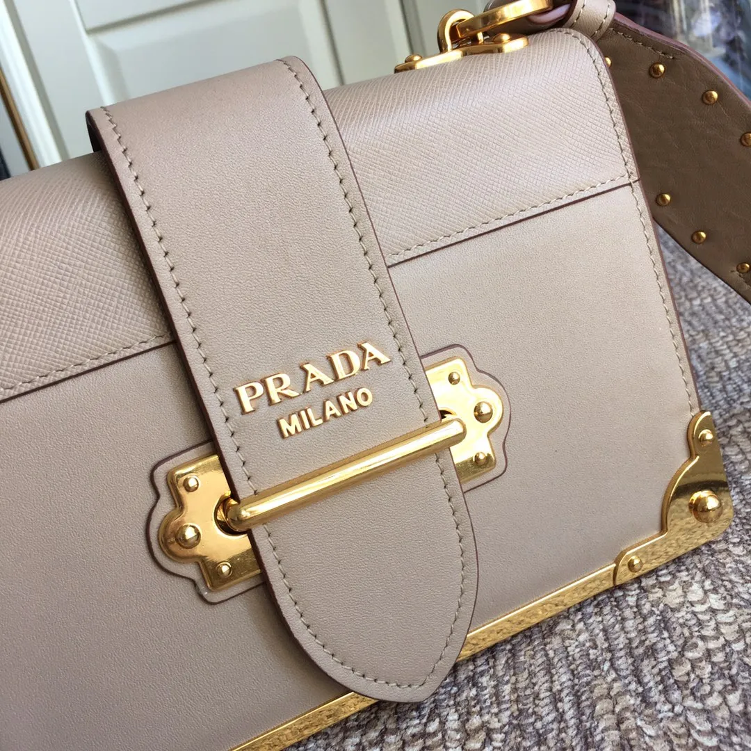 💰1800, P’s latest women’s bag 1BD045, nude pink has arrived, top quality, synchronized with counters, made of imported calfskin➕cross pattern➕sheepskin lining, top hardware. Lots of compartments, fashionable + casual + lightweight, a favorite among ladies, length 19cm and height 14cmX9cm