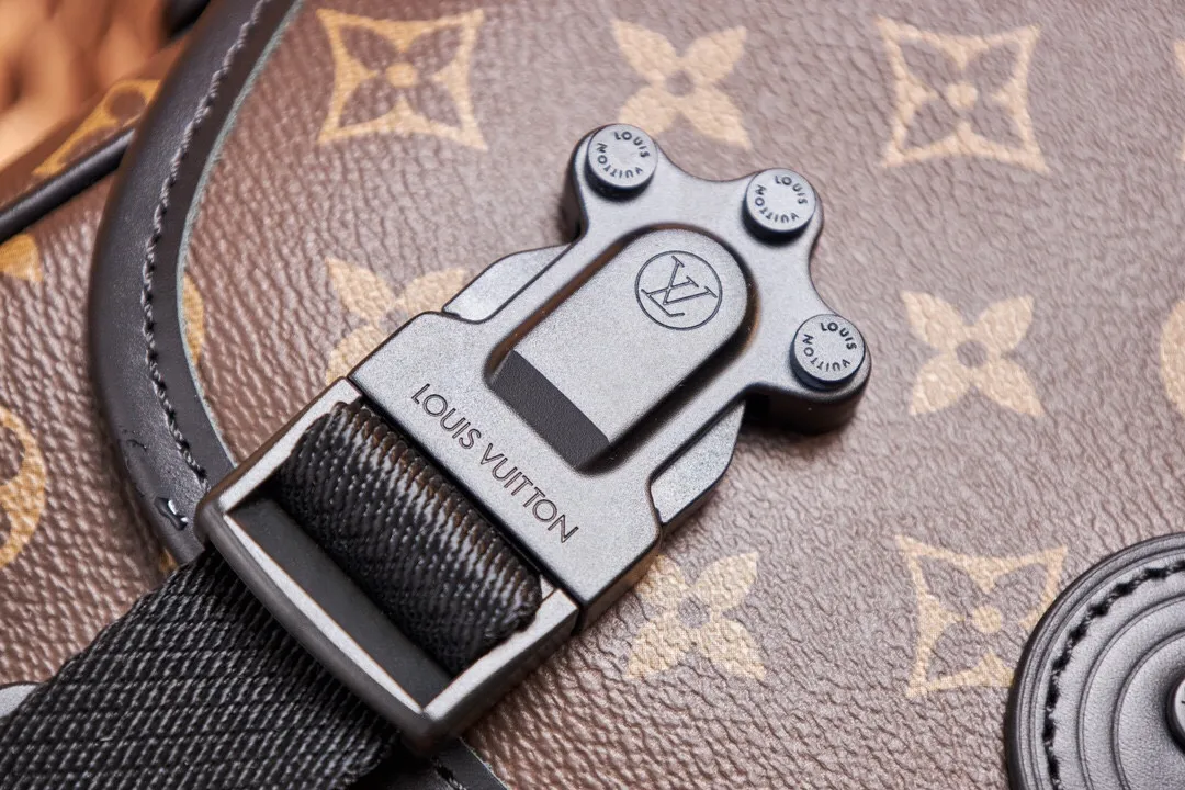 P¥900👉nfc dynamic chip version👈【Top inspection-free all-steel hardware】This lv trail messenger bag draws inspiration from brand elements. It integrates the classic monogram macassar canvas with a logo shoulder strap and a hard-case style quick-release buckle, which can be changed at will. Plenty of space to store personal items. monogram macassar coated canvas - cowhide leather trim - fabric lining - metal hardware - flap with quick-release buckle - spacious main compartment - interior pocket - shoulder strap: removable and adjustable! ! Model: m46972; Size: 31x22x11cm