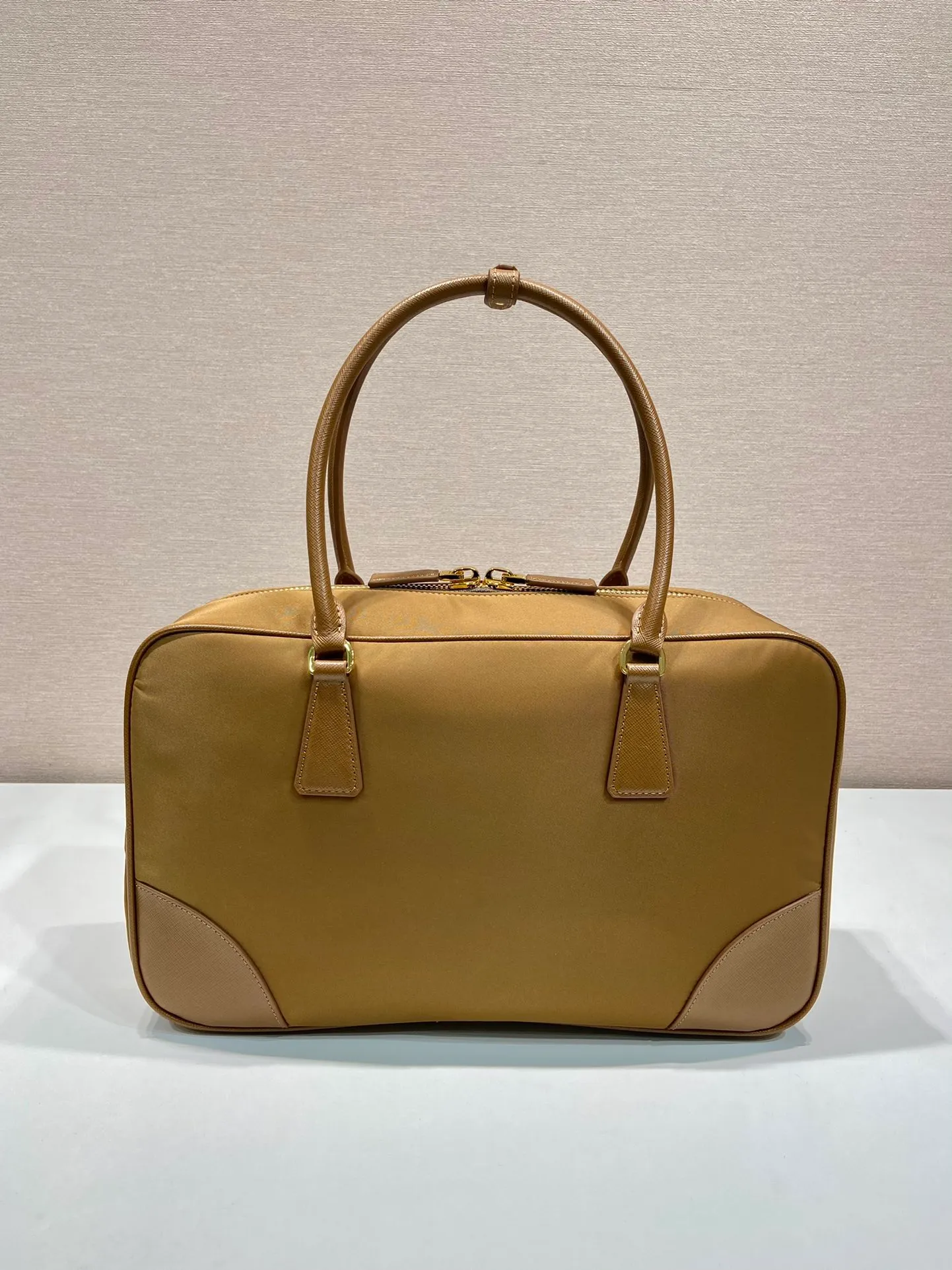 💰1520🎉New second-hand bag🎉1BB114 large🎉🎉 This double handle handbag is made of regenerated nylon, incorporating unique style elements and exquisite Saffiano leather details, completely subverting people's traditional perception of luxury goods. Practical design embellishments and exquisite details add a unique charm. Large capacity, practical and elegant👏Another popular style that will never go out of style🎉🎉 Length 35x Height 21.5x Bottom 10cm👏👏👏🎉🎉🎉