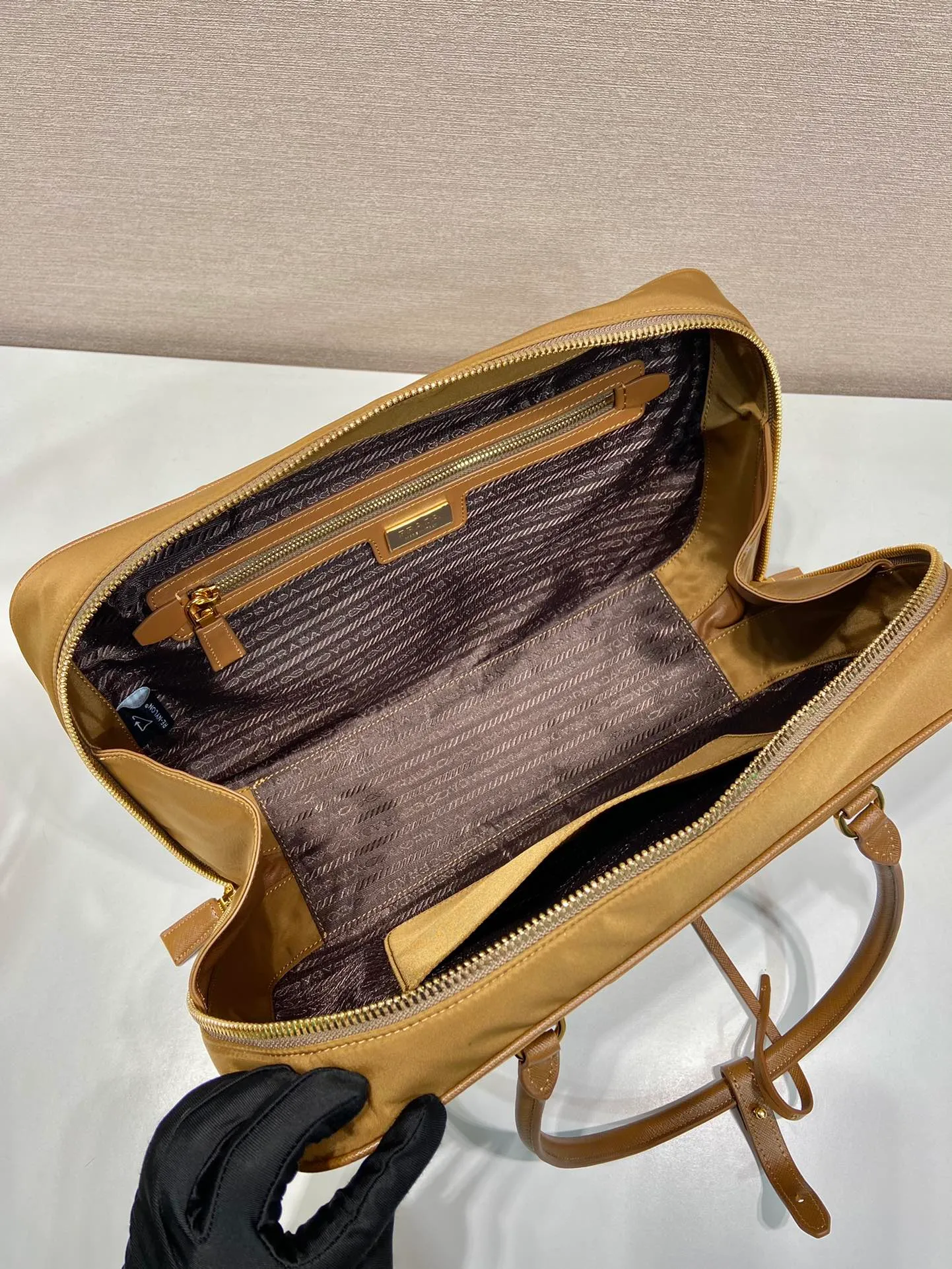 💰1520🎉New second-hand bag🎉1BB114 large🎉🎉 This double handle handbag is made of regenerated nylon, incorporating unique style elements and exquisite Saffiano leather details, completely subverting people's traditional perception of luxury goods. Practical design embellishments and exquisite details add a unique charm. Large capacity, practical and elegant👏Another popular style that will never go out of style🎉🎉 Length 35x Height 21.5x Bottom 10cm👏👏👏🎉🎉🎉