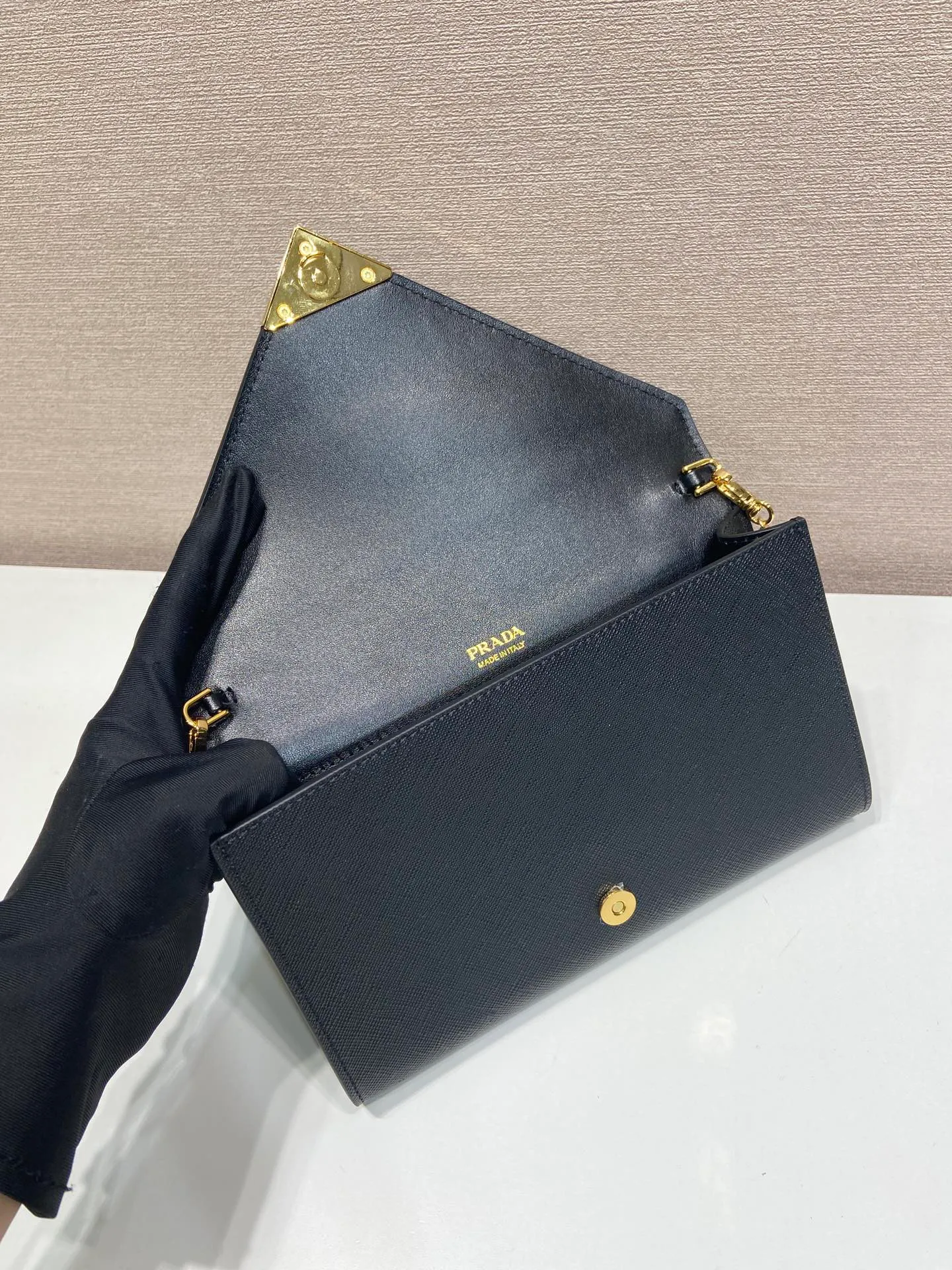 💰1120🎉Cross Pattern Envelope Bag🎉1Bp102 Clutch🎉🎉 The cross pattern cowhide texture highlights the elegant silhouette of this mini handbag and injects a modern flavor into it. Featuring a detachable chain shoulder strap and a nappa leather interior with card slots, this bag features a signature triangle logo on the magnetic closure for a timeless and instantly recognizable look. It can also be used as a handbag/shoulder bag/crossbody. It has many functions and can be exchanged for different occasions. Another hot item from internet celebrities🎉🎉 Length 20x height 11.5cm🎉🎉🎉👏👏👏