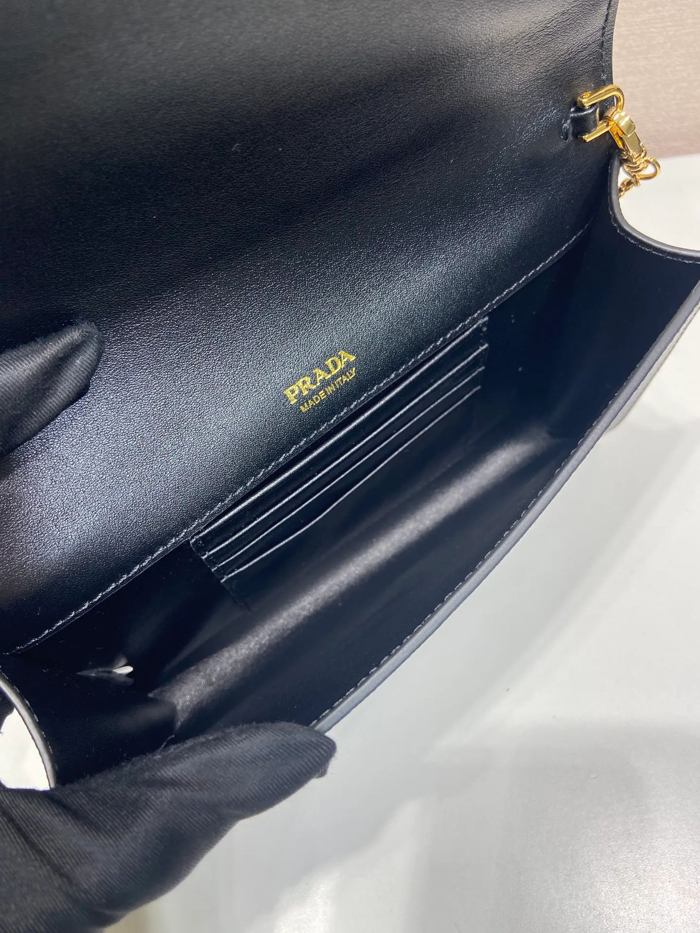 💰1120🎉Cross Pattern Envelope Bag🎉1Bp102 Clutch🎉🎉 The cross pattern cowhide texture highlights the elegant silhouette of this mini handbag and injects a modern flavor into it. Featuring a detachable chain shoulder strap and a nappa leather interior with card slots, this bag features a signature triangle logo on the magnetic closure for a timeless and instantly recognizable look. It can also be used as a handbag/shoulder bag/crossbody. It has many functions and can be exchanged for different occasions. Another hot item from internet celebrities🎉🎉 Length 20x height 11.5cm🎉🎉🎉👏👏👏
