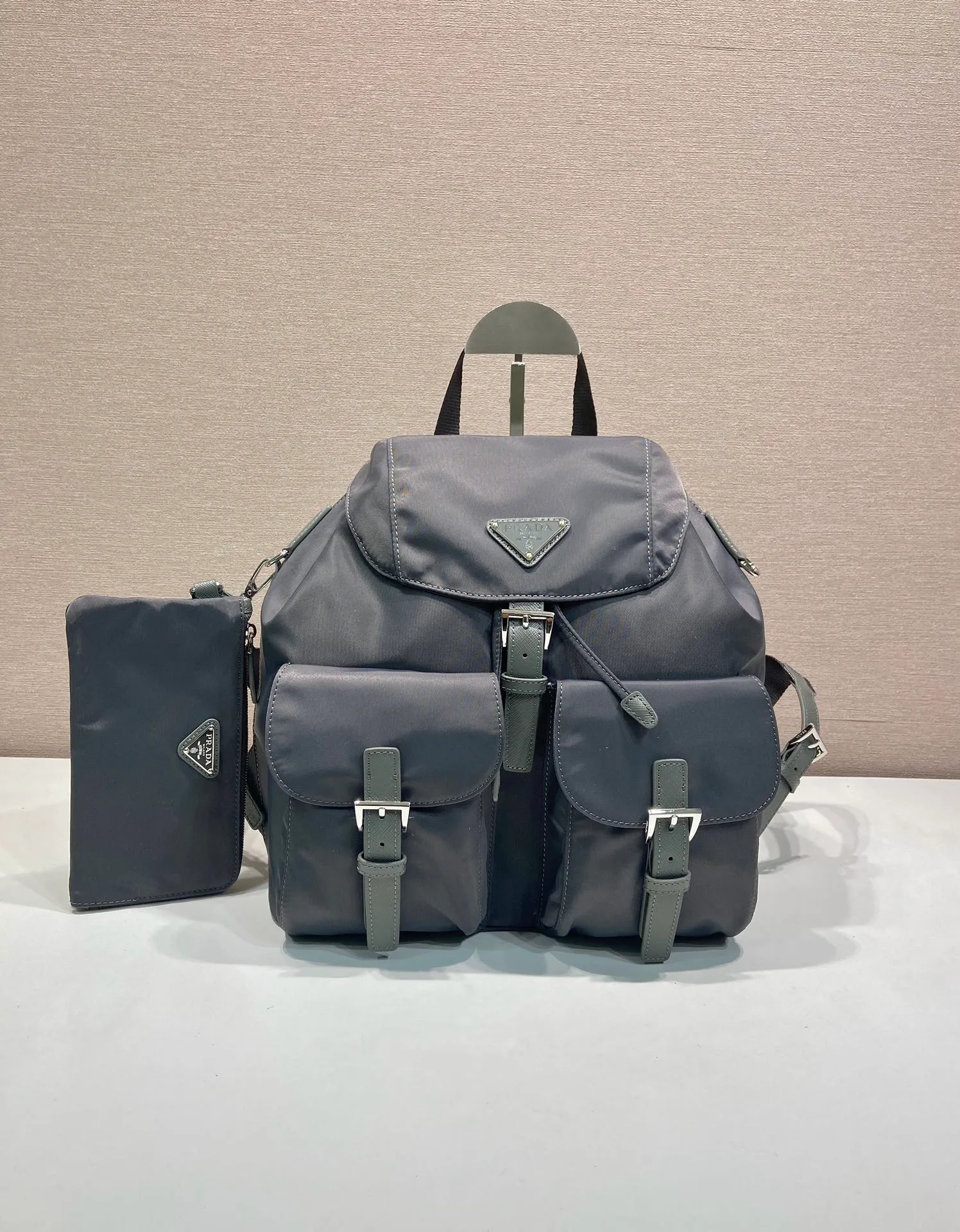 💰1160🎉New Backpack🎉1BZ811👍👍This nylon backpack is trimmed with exquisite Saffiano leather, a blend of multiple materials, and decorated with a triangular logo, highlighting fashionable elegance. It also comes with a detachable small handbag😘😘Light and practical, the upper body effect is super stylish, and it can be matched at will😘😘Fully upgraded nylon fabric👍👍Length 30x Height 32x Bottom 15cm👏👏👏💰💰💰