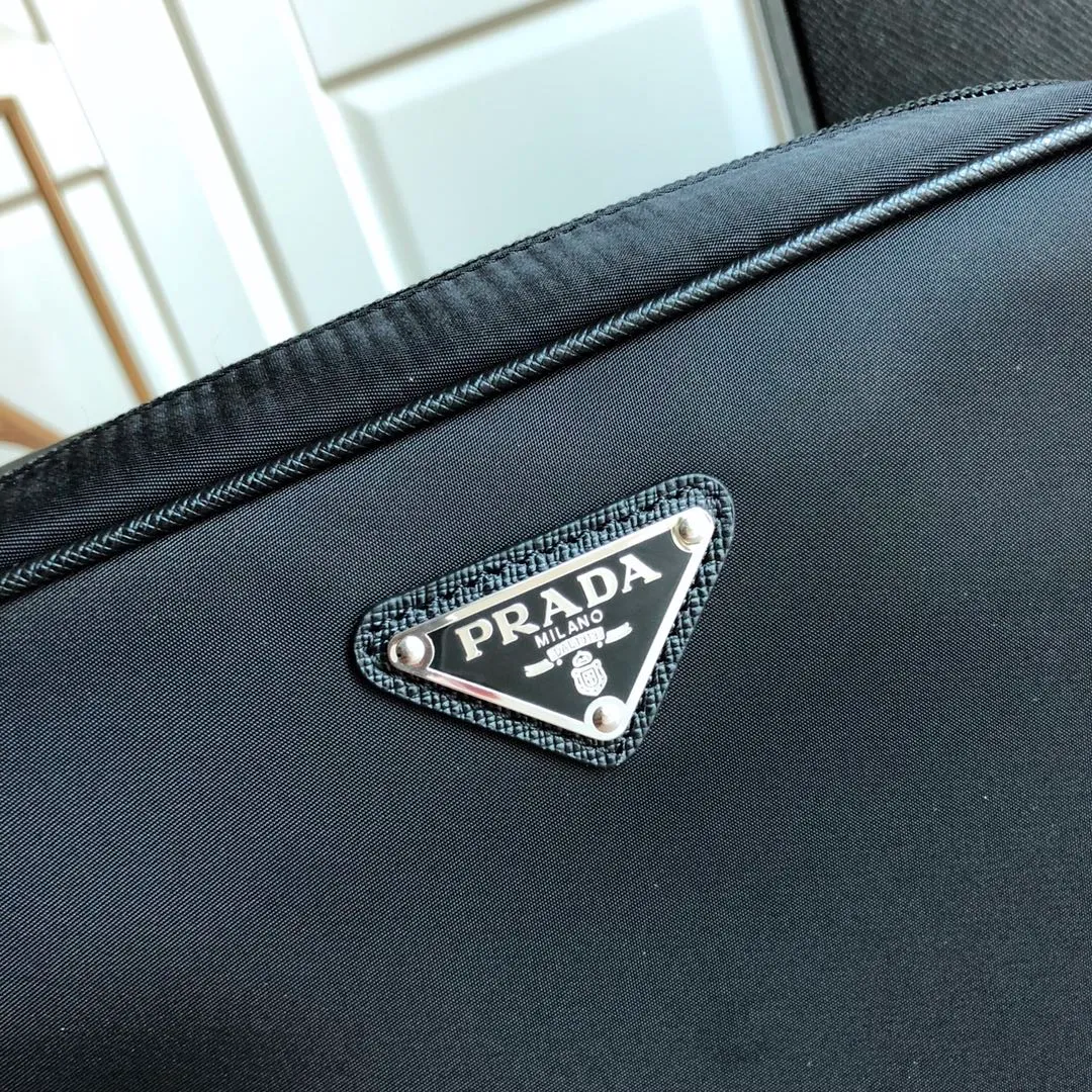 💰700, popular handbag 👍👍2NE007 triangle, made of imported nylon material/cross pattern cowhide, 👍👍polished steel hardware, detachable handle Belt, zipper on the back, many compartments, large capacity, high-end and elegant👍👍Men’s favorite, length 24x height 16x bottom 7cm.👏🏻👏🏻👏🏻