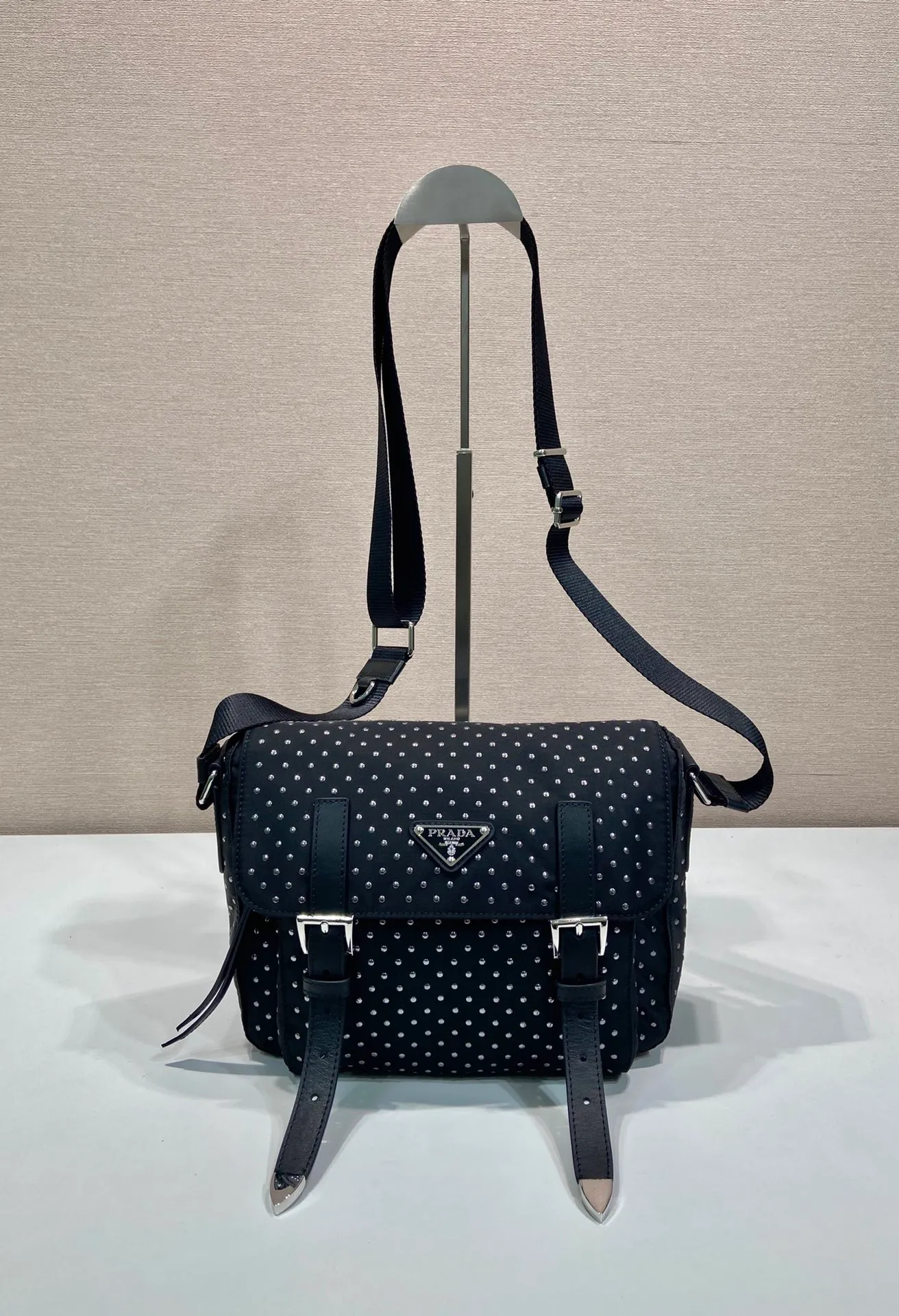 💰1320🎉Rivet Messenger Bag🎉1BD382 New Product🎉🎉 This practical shoulder bag is made of regenerated nylon, lightweight and equipped with an adjustable shoulder strap, multiple pockets and a clamshell design. Mini handmade rivet decoration adds modern style. The upper body effect is very fashionable and unique🎉🎉, babies, hurry up and get it🎉🎉 Length 23x height 17x bottom 9cm🎉🎉🎉👏👏👏