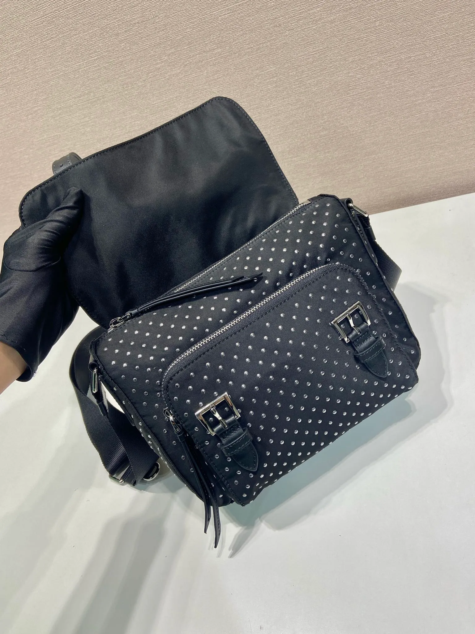 💰1320🎉Rivet Messenger Bag🎉1BD382 New Product🎉🎉 This practical shoulder bag is made of regenerated nylon, lightweight and equipped with an adjustable shoulder strap, multiple pockets and a clamshell design. Mini handmade rivet decoration adds modern style. The upper body effect is very fashionable and unique🎉🎉, babies, hurry up and get it🎉🎉 Length 23x height 17x bottom 9cm🎉🎉🎉👏👏👏