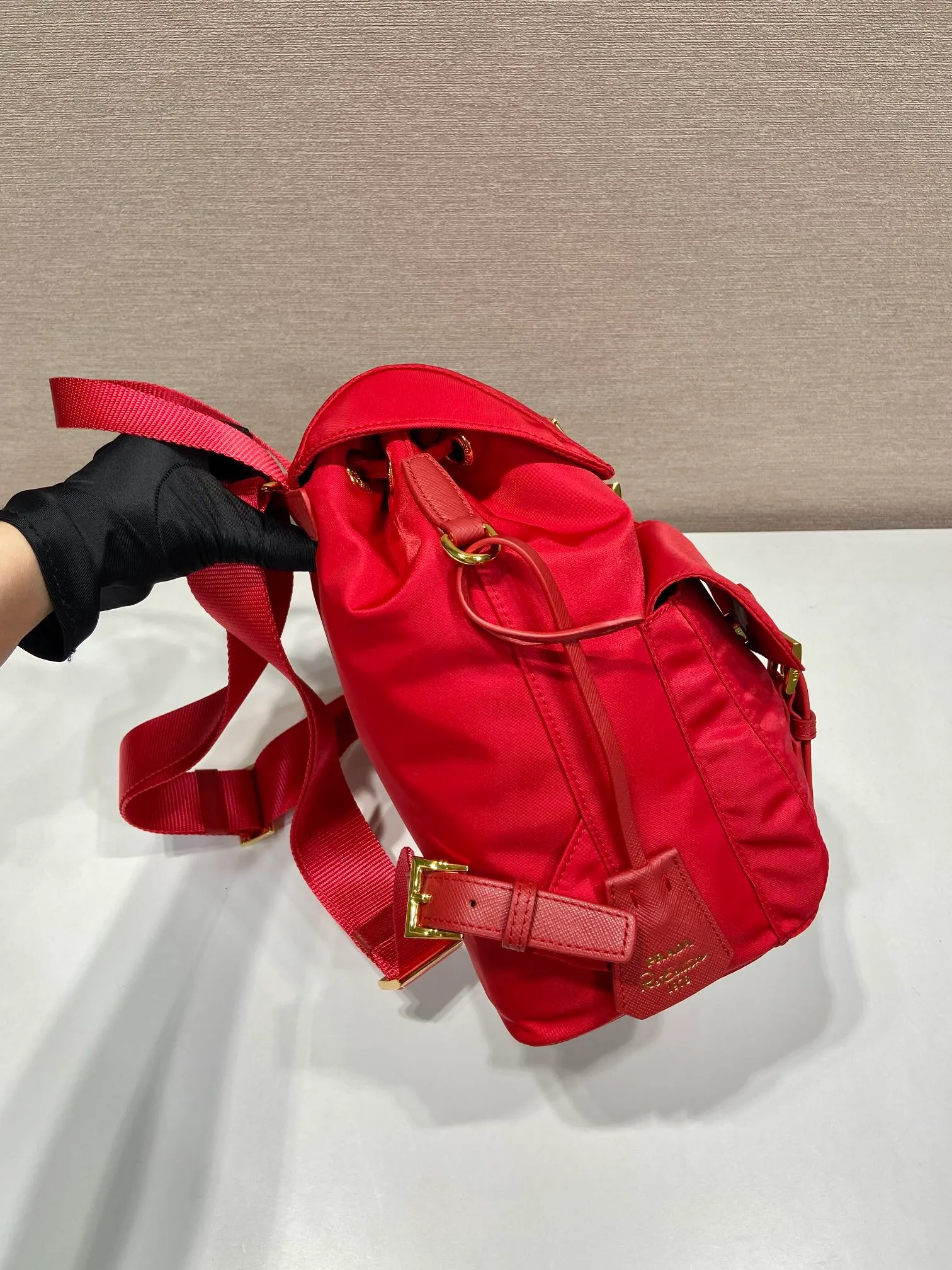 💰1000🎉Gold buckle classic backpack🎉1BZ677 gold hardware🎉🎉 This practical and innovative backpack is made of imported nylon fabric, adjustable shoulder straps and woven handles, removable Re-Edition leather key ring, front buckle flap pocket, enameled metal triangle logo on the flap, drawstring closure, logo-printed Re-Nylon lining with two interior pockets, one of which is zippered and has a large room. Classic and practical, it is a popular style that will never go out of style🎉🎉 Length 23.5x Height 28x Bottom 12cm🎉🎉🎉👏👏👏