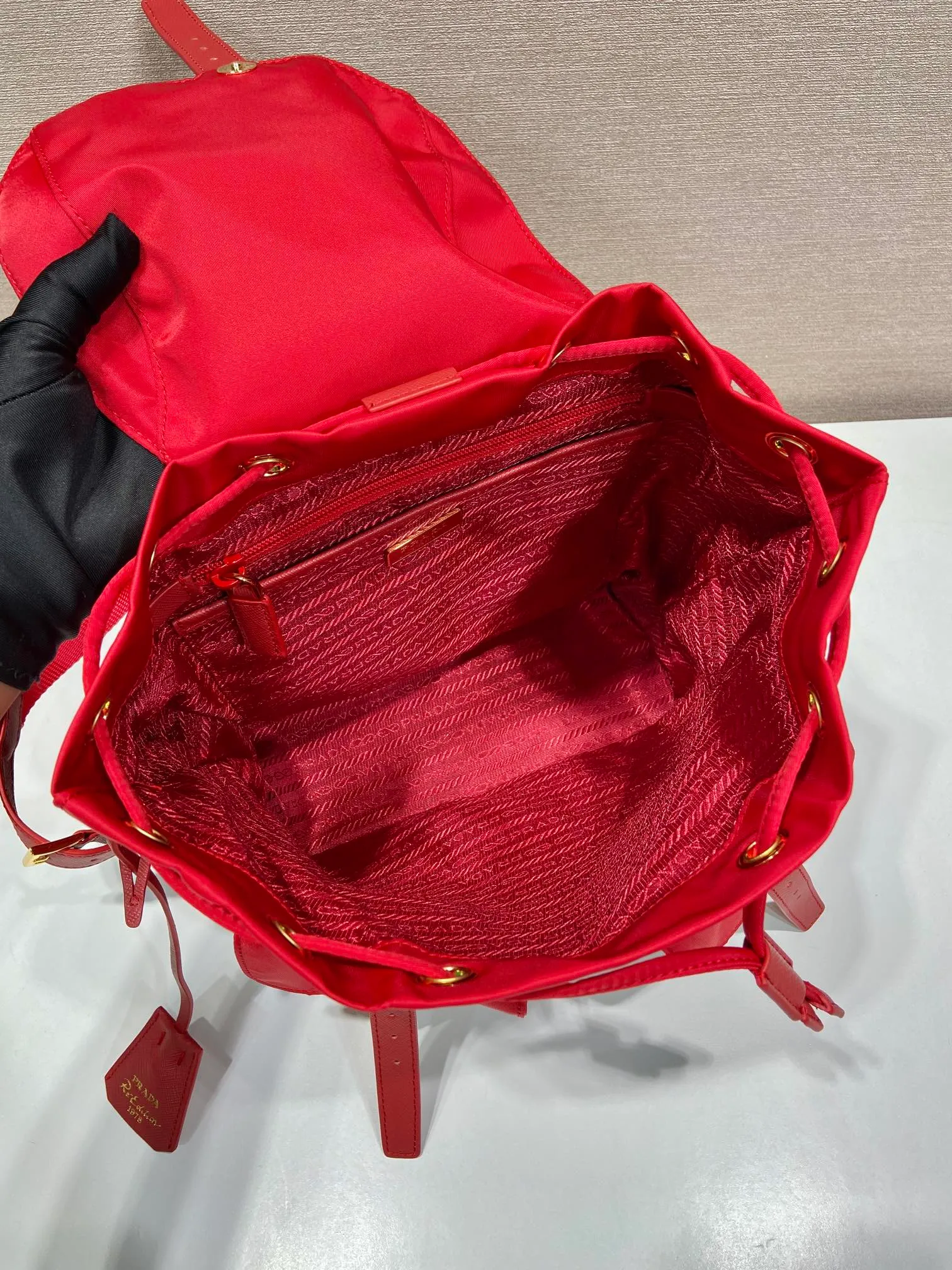💰1000🎉Gold buckle classic backpack🎉1BZ677 gold hardware🎉🎉 This practical and innovative backpack is made of imported nylon fabric, adjustable shoulder straps and woven handles, removable Re-Edition leather key ring, front buckle flap pocket, enameled metal triangle logo on the flap, drawstring closure, logo-printed Re-Nylon lining with two interior pockets, one of which is zippered and has a large room. Classic and practical, it is a popular style that will never go out of style🎉🎉 Length 23.5x Height 28x Bottom 12cm🎉🎉🎉👏👏👏