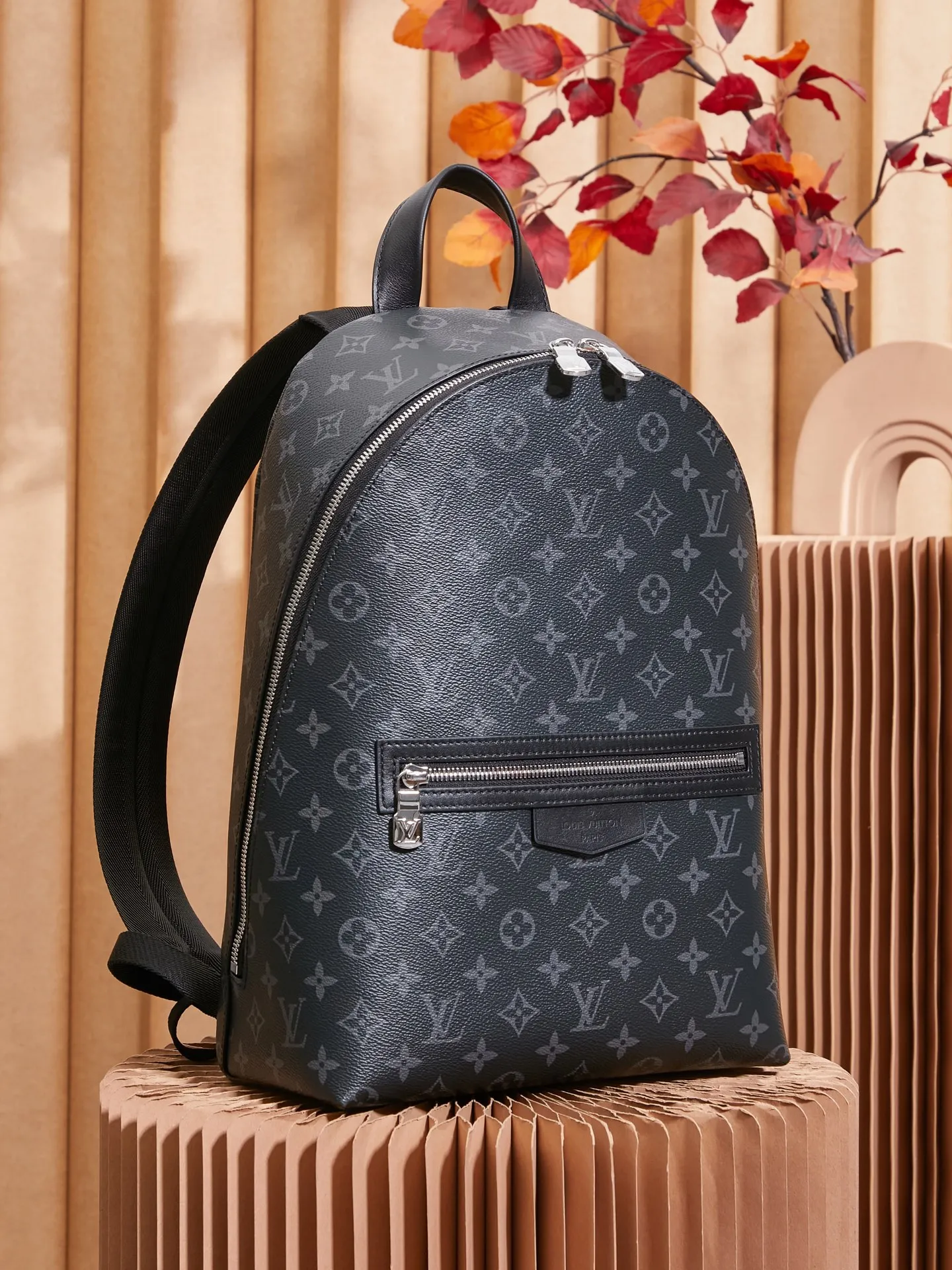P¥1240👉nfc163C01 dynamic chip👈 [100% MB special grade, all-steel hardware, imported leather] This Discovery Slim backpack is made of Monogram Eclipse coated canvas. It has a compact configuration and is integrated into the inner pocket of a laptop, making it easy to control business or leisure occasions with a trendy look. Adjustable, padded fabric shoulder straps enhance carrying comfort, and a zippered front pocket provides easy access to frequently used items. Monogram Eclipse coated canvas - Calfskin trim - Fabric lining - Metal hardware - Adjustable shoulder strap - Zip closure - Zip front pocket - Inner tablet pocket - Inner patch pocket - Handle: Single handle! ! Model: M14020; Size: 28x38x13CM