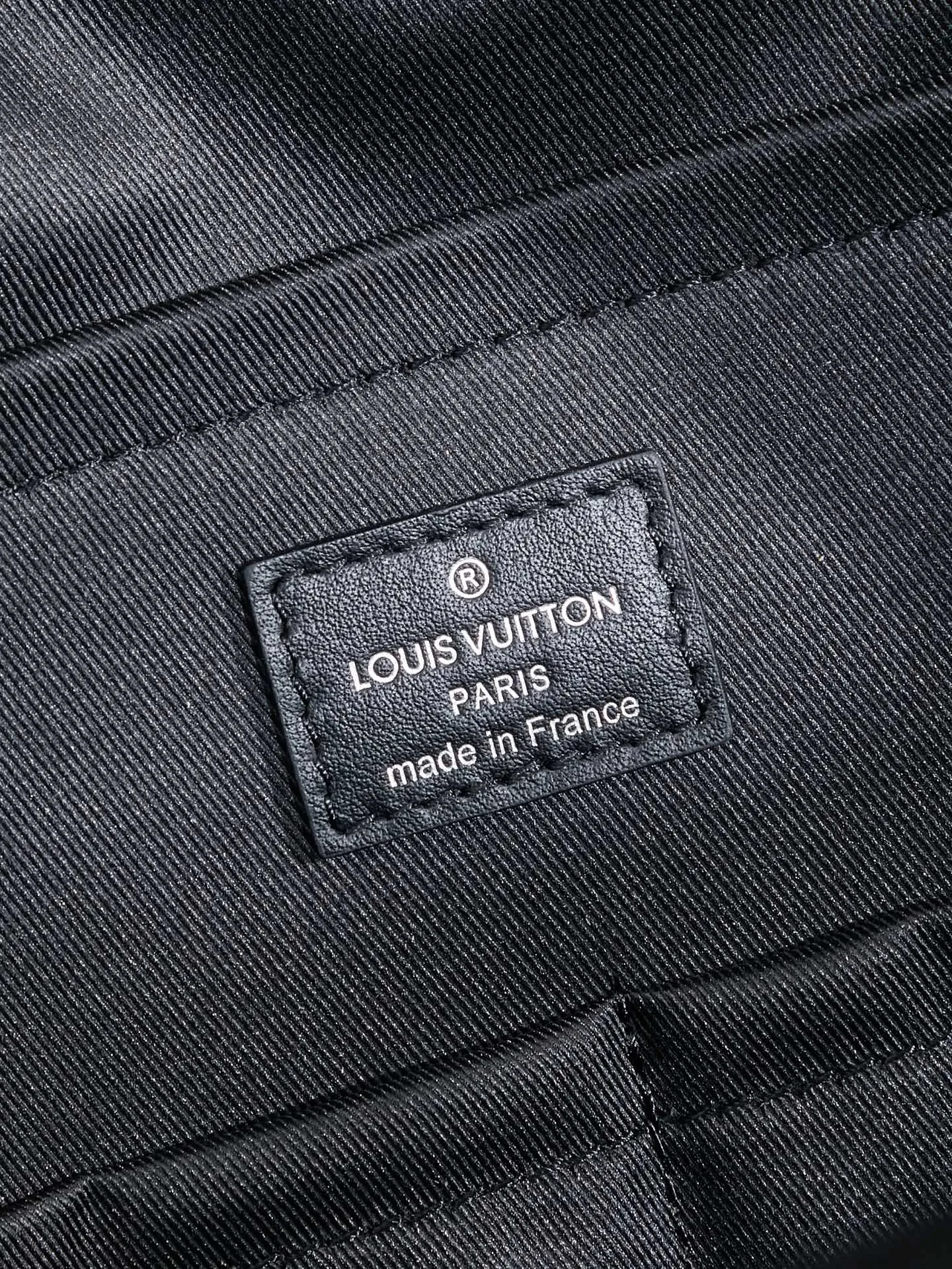 P¥1240👉nfc163C01 dynamic chip👈 [100% MB special grade, all-steel hardware, imported leather] This Discovery Slim backpack is made of Monogram Eclipse coated canvas. It has a compact configuration and is integrated into the inner pocket of a laptop, making it easy to control business or leisure occasions with a trendy look. Adjustable, padded fabric shoulder straps enhance carrying comfort, and a zippered front pocket provides easy access to frequently used items. Monogram Eclipse coated canvas - Calfskin trim - Fabric lining - Metal hardware - Adjustable shoulder strap - Zip closure - Zip front pocket - Inner tablet pocket - Inner patch pocket - Handle: Single handle! ! Model: M14020; Size: 28x38x13CM