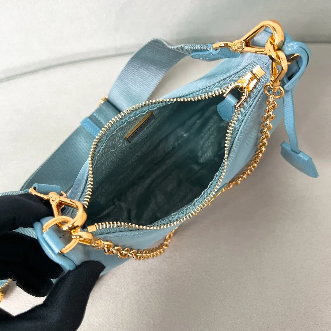 💰1000🌟New product Hobo three-in-one gold buckle 1BH204 Hobo three-in-one has become a mainstream fashion trend! Super versatile and good-looking, fashionable people must buy it! It is not only practical, lightweight but also beautiful. The detachable pouch hanging ornaments and spacious internal compartments are simply great👏... Unisex style for both men and women🉑️ Hand-held, shoulder and cross-body style with three uses, the new favorite of fashion trendsetters. The perfect details are comparable to brick cabinets. Super 5🌟Review Size: 22*18*6.5