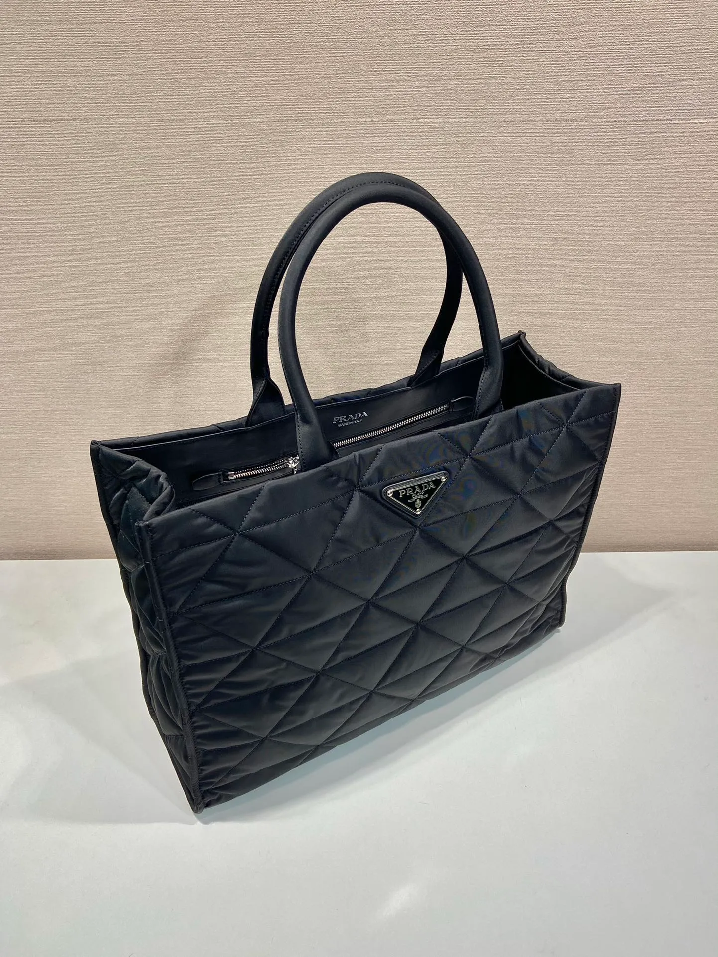 💰1460🎉New diamond tote bag 🎉2VG096🎉🎉 This tote bag is made of imported nylon fabric and 👋work diamond pattern. The metal accessories give it a bright color. The overall style is low-key, luxurious and versatile, simple and elegant, with large capacity. The upper body effect is very fashionable/cool. It is suitable for both men and women. If you like it, hurry up and get it🎉 🎉 Length 45x Height 34x Bottom 15cm