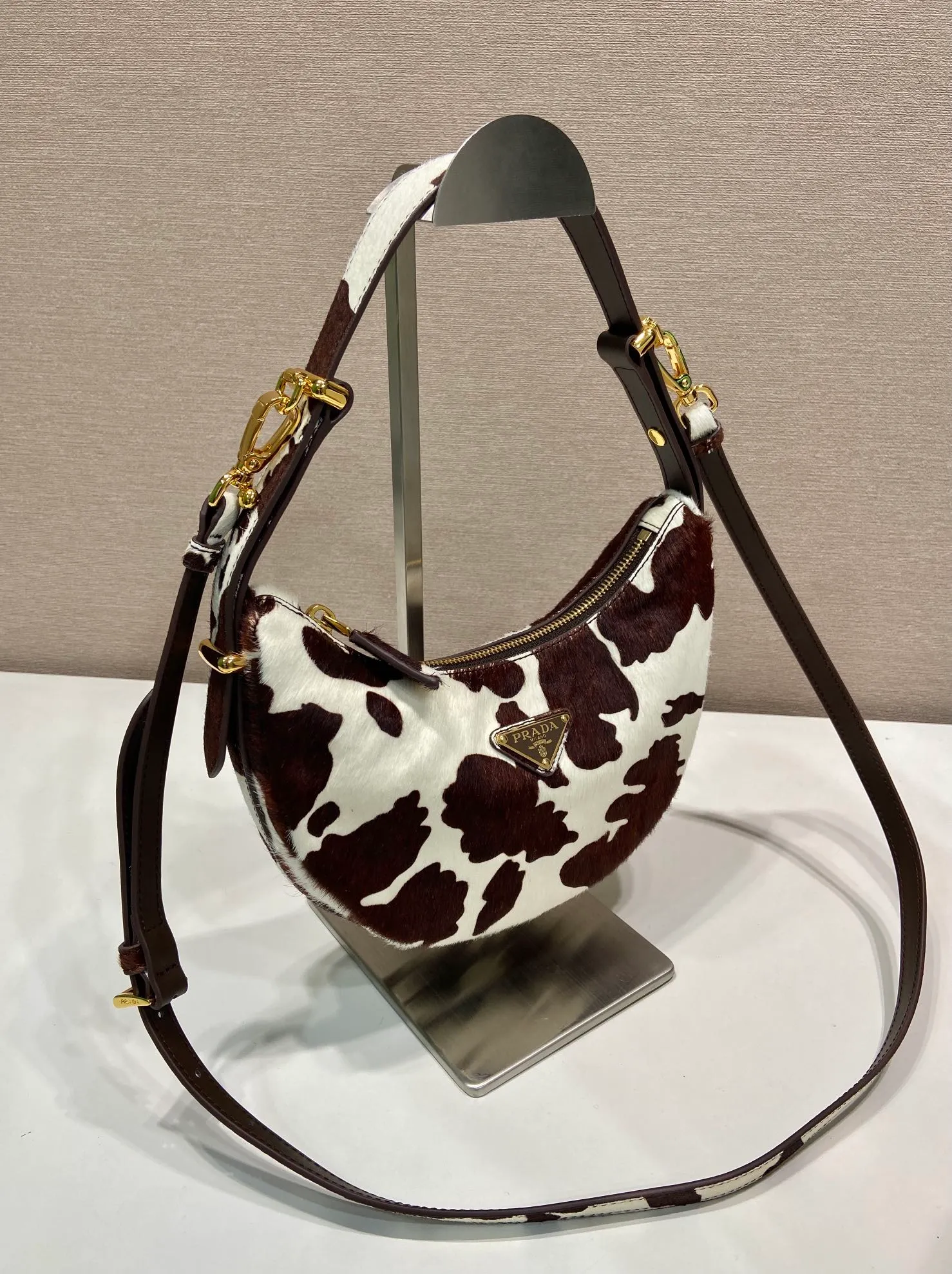 💰1660🎉Moon handbag🎉1BC194 horse hair🎉 This Arqué handbag reinterprets the Hobo silhouette, decorated with horsehair print to add personality, and lined with sheepskin. Highlighting the charm of versatile fashion, the adjustable long/short shoulder straps can be detached. Can be exchanged for different occasions👏A must-have in winter, babies, hurry up and get it🎉🎉 Length 22.5x Height 18.5x Bottom 6cm🎉🎉🎉👏👏👏