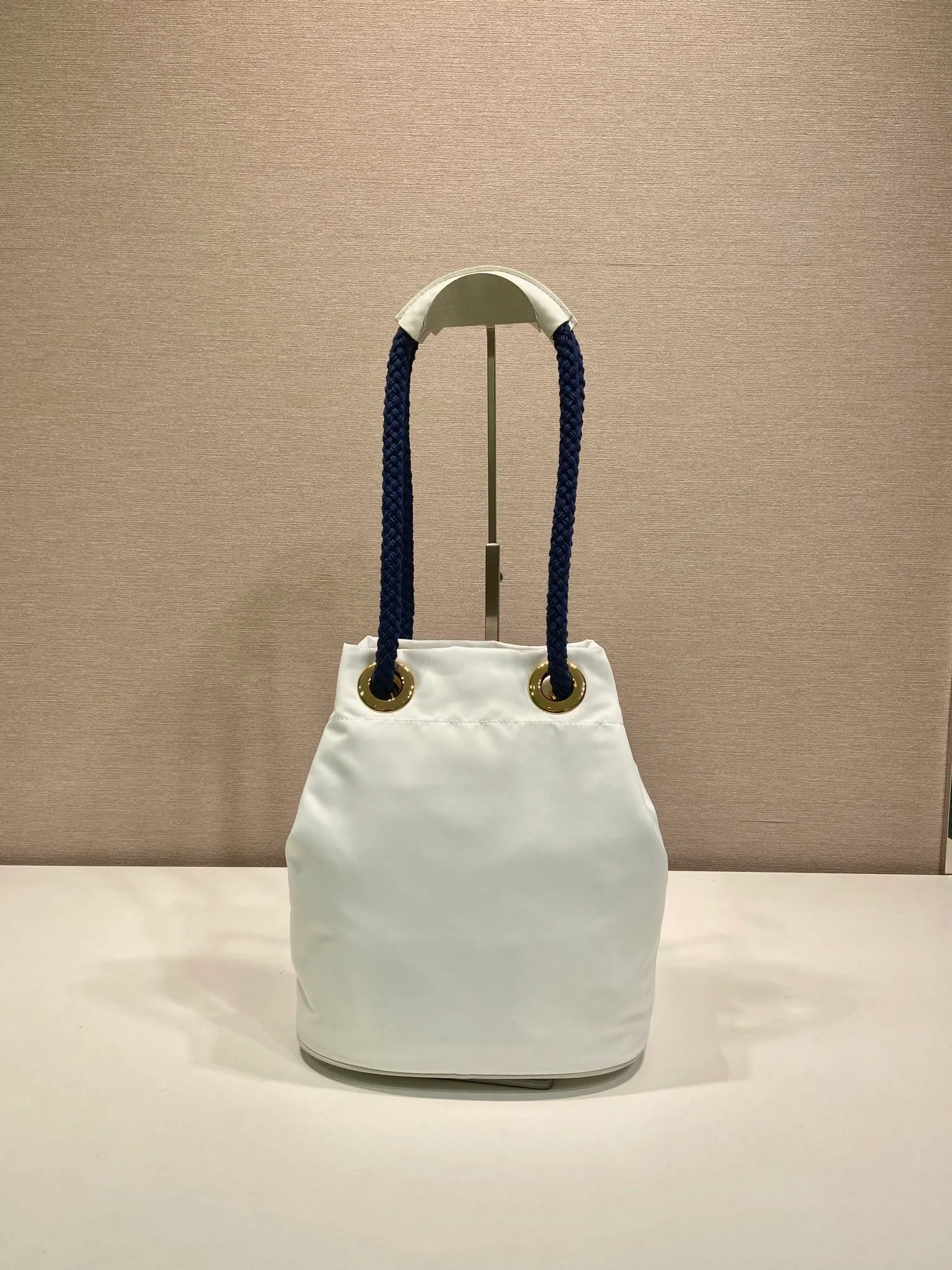 💰1120🎉New Bucket Bag🎉1BE082 Catwalk Style🎉🎉 This Re-Nylon handbag is designed with nylon fabric and calfskin. Unique combinations add a charming touch. The sliding rope handle highlights the versatility of this bag, making it easy to carry by hand or shoulder/crossbody, and features top-quality hardware. It has a large capacity and is very casual and fashionable. It is also a popular style that will never go out of style. Baby, hurry up and get it🎉🎉 Length 23.5x Height 28x Bottom 16.5cm🎉🎉