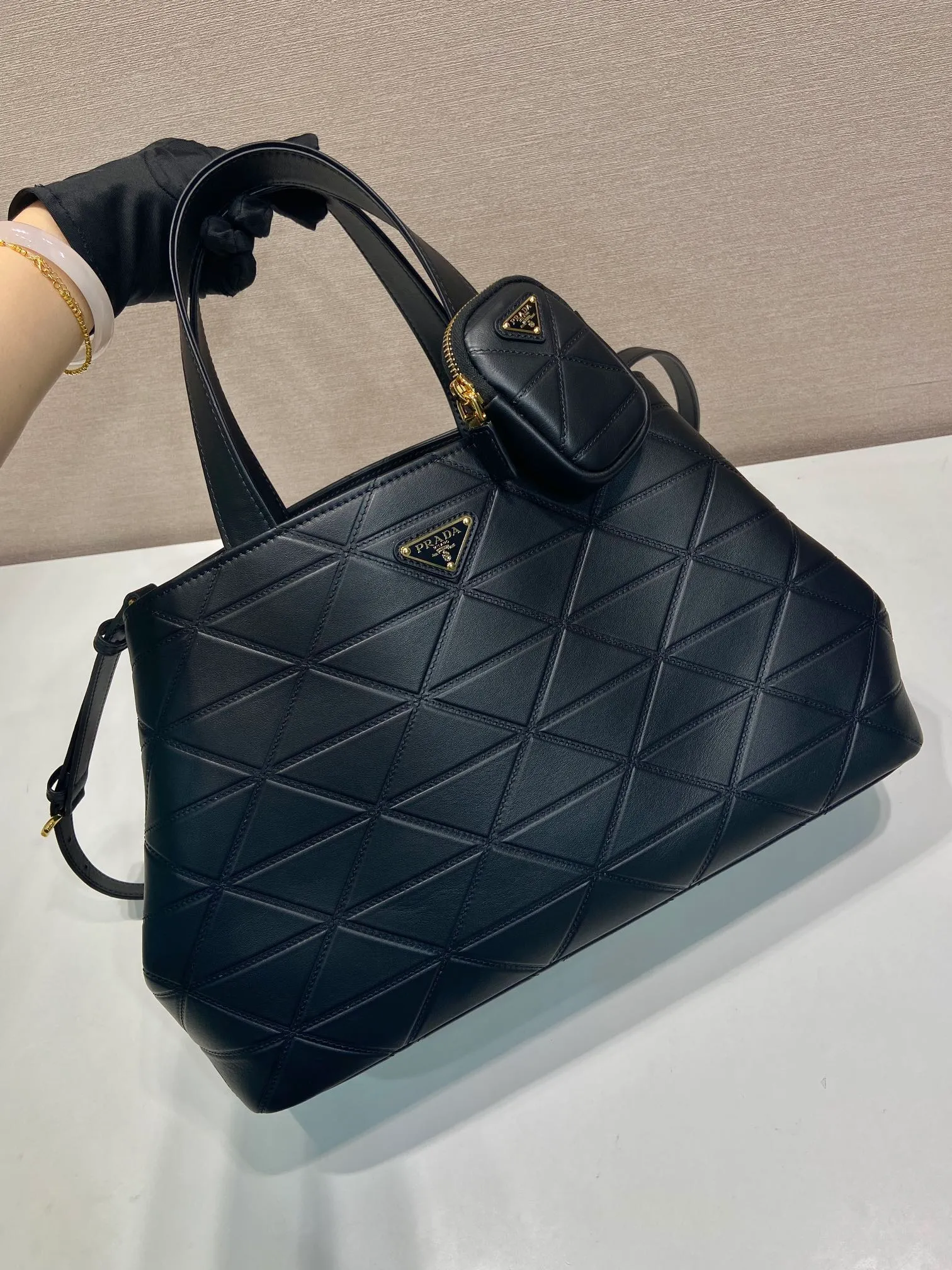 💰2140🎉New Tote Bag🎉1BG547 Large🎉🎉 This versatile tote bag has exquisite and elegant details, decorated with Ho-style topstitching inspired by the classic Symbole and adjustable leather handles. Detachable and adjustable leather shoulder strap and small bag, large capacity, babies, hurry up and get it🎉🎉Length 38xH 25x17.5cm🎉🎉🎉👏👏👏
