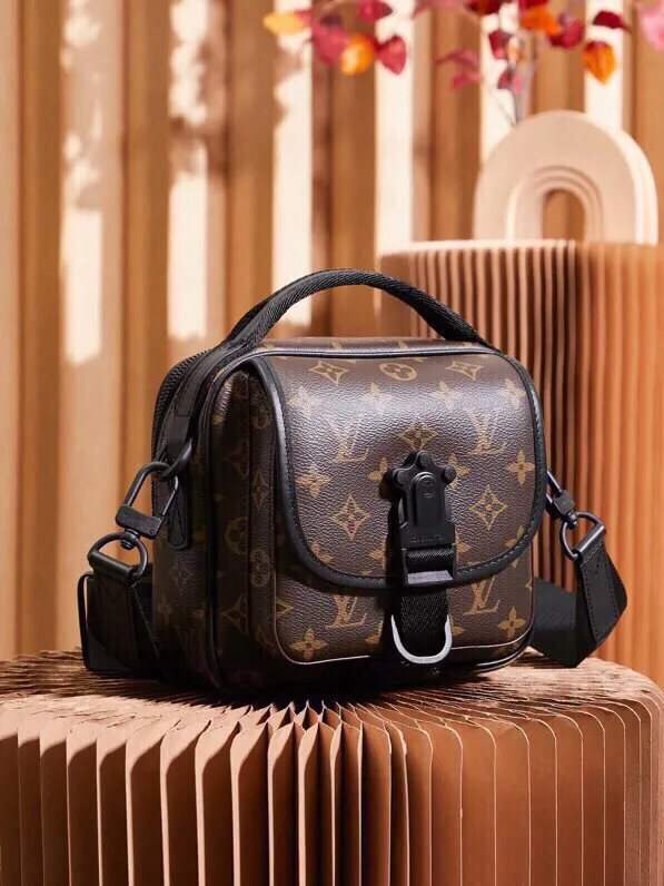 P¥900👉nfc dynamic chip version👈[Top-level inspection-free all-steel hardware] This Quest messenger bag is made of Monogram Macassar canvas, which calmly combines dynamic style and functional considerations. The logo shoulder strap adds classic details, and the quick-release buckle follows the elements of Louis Vuitton's traditional hard luggage. The compact and close-fitting structure makes it easy to store personal items. Monogram Macassar coated canvas - cow leather trim - fabric lining - metal hardware - main compartment with quick-release buckle - outer zippered back pocket - inner patch pocket - shoulder strap: removable and adjustable! ! Model: M46973; Size: 18x18x10CM