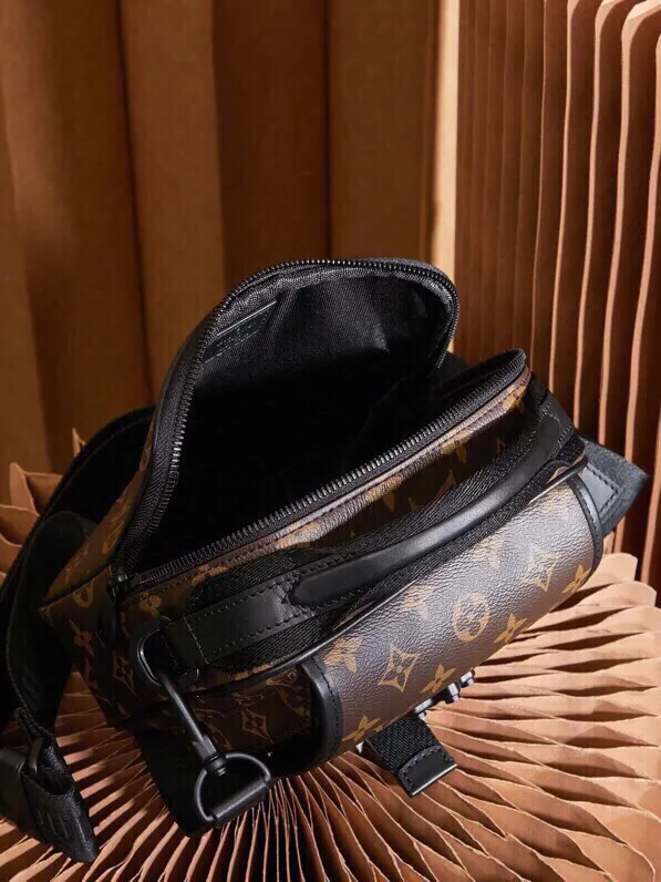 P¥900👉nfc dynamic chip version👈[Top-level inspection-free all-steel hardware] This Quest messenger bag is made of Monogram Macassar canvas, which calmly combines dynamic style and functional considerations. The logo shoulder strap adds classic details, and the quick-release buckle follows the elements of Louis Vuitton's traditional hard luggage. The compact and close-fitting structure makes it easy to store personal items. Monogram Macassar coated canvas - cow leather trim - fabric lining - metal hardware - main compartment with quick-release buckle - outer zippered back pocket - inner patch pocket - shoulder strap: removable and adjustable! ! Model: M46973; Size: 18x18x10CM