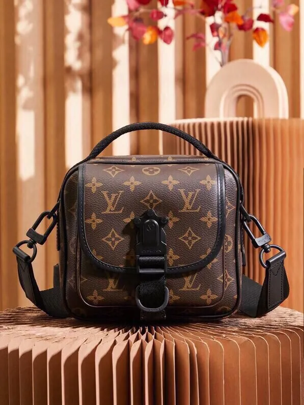 P¥900👉nfc dynamic chip version👈[Top-level inspection-free all-steel hardware] This Quest messenger bag is made of Monogram Macassar canvas, which calmly combines dynamic style and functional considerations. The logo shoulder strap adds classic details, and the quick-release buckle follows the elements of Louis Vuitton's traditional hard luggage. The compact and close-fitting structure makes it easy to store personal items. Monogram Macassar coated canvas - cow leather trim - fabric lining - metal hardware - main compartment with quick-release buckle - outer zippered back pocket - inner patch pocket - shoulder strap: removable and adjustable! ! Model: M46973; Size: 18x18x10CM