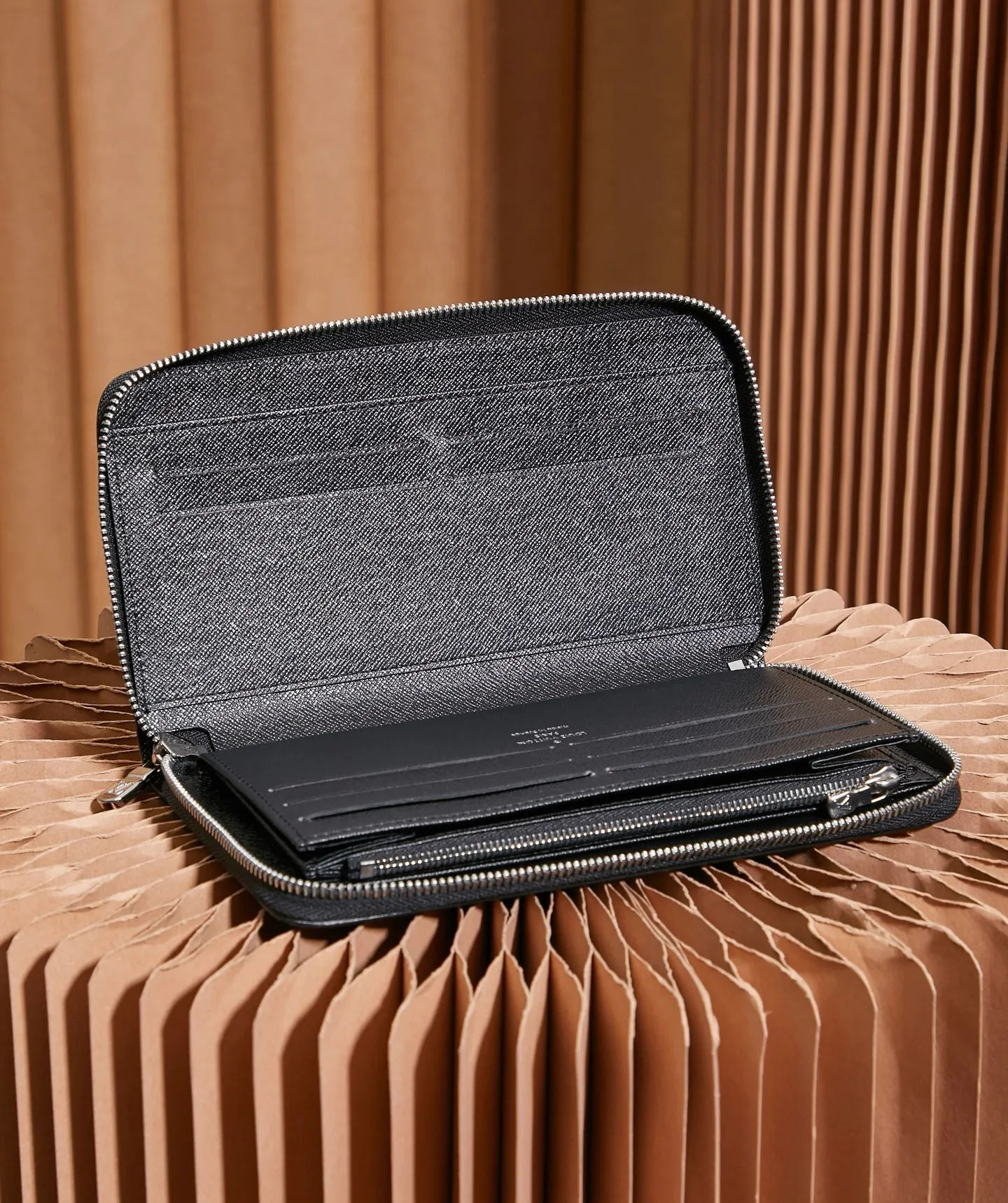 p¥320 👉nfc dynamic chip version👈【Top original order, all-steel hardware】Large N60111 Black Check Hand Wallet ZIPPY ORGANIZER Zipper Wallet The Zippy Organizer zipper wallet is made of classic Damier Ebene canvas. It has an extremely compact and compact shape, and combines fashionable design with practical functionality. The wrap-around zipper closure brings together a series of practical functional elements, such as multiple credit card slots, a 62581 zippered coin compartment and a large ticket pocket. 21.0 x 12.0 cm (length x height). Comes with gift box