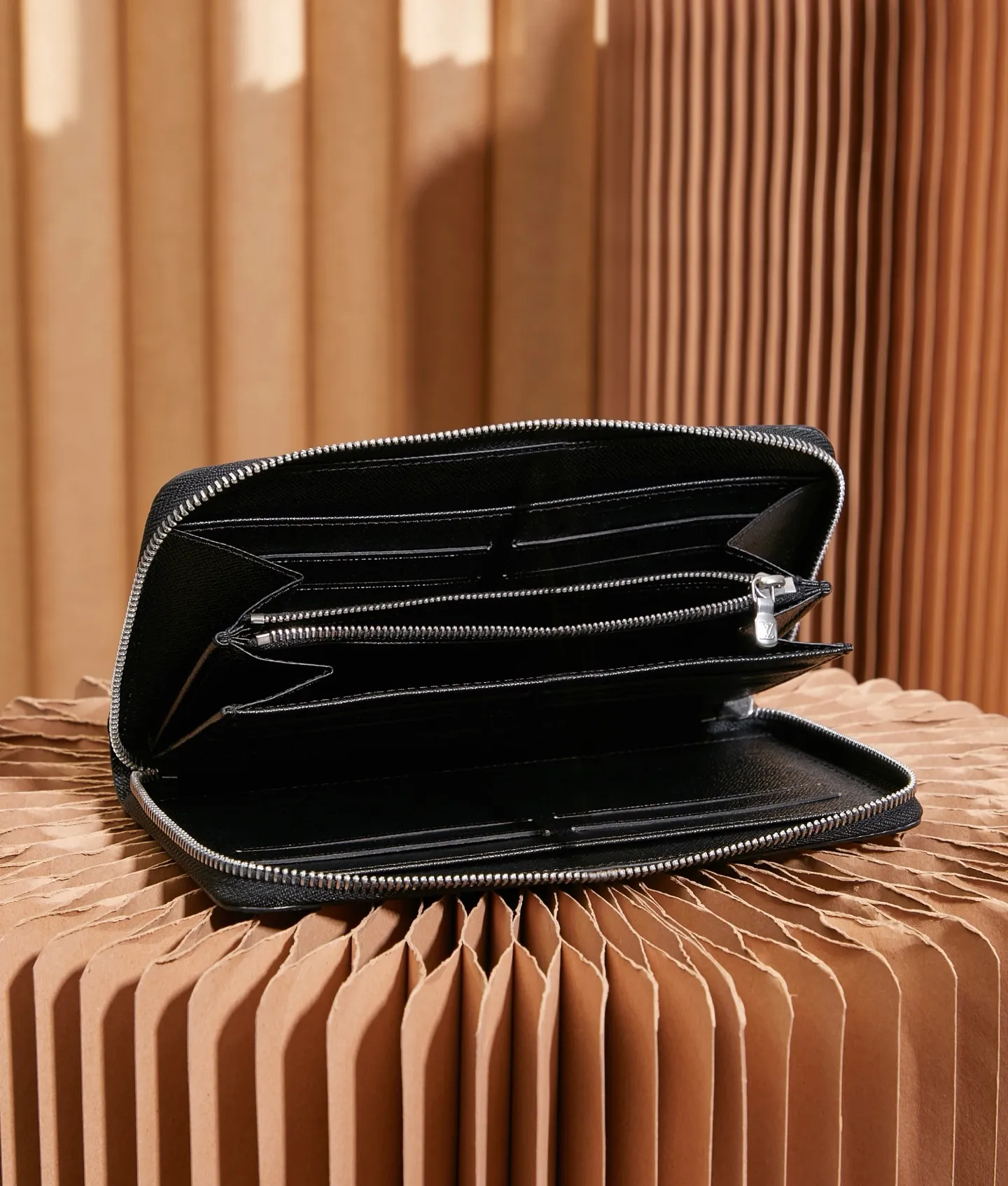 p¥320 👉nfc dynamic chip version👈【Top original order, all-steel hardware】Large N60111 Black Check Hand Wallet ZIPPY ORGANIZER Zipper Wallet The Zippy Organizer zipper wallet is made of classic Damier Ebene canvas. It has an extremely compact and compact shape, and combines fashionable design with practical functionality. The wrap-around zipper closure brings together a series of practical functional elements, such as multiple credit card slots, a 62581 zippered coin compartment and a large ticket pocket. 21.0 x 12.0 cm (length x height). Comes with gift box