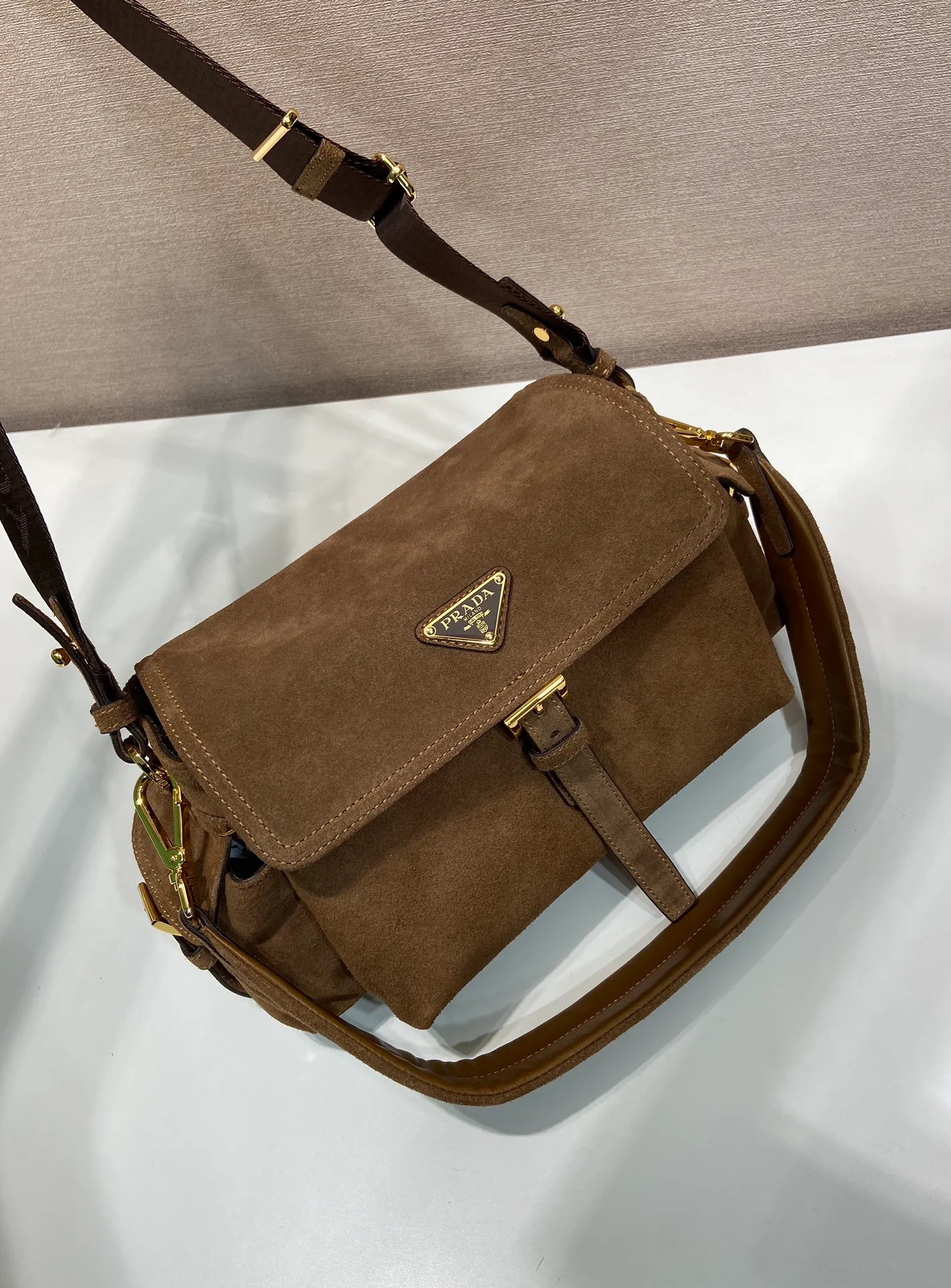 💰1520🎉New messenger bag🎉1BD394 suede leather🎉🎉 This handbag perfectly combines sophistication and functionality. It is made of imported suede leather with a soft outline and multiple pockets. Combining sporty and versatile elements, the lightweight and practical design features an enameled triangle metal logo and leather details. Equipped with 2 detachable shoulder straps, large capacity, perfect, and a popular style that will never go out of style. The large size is suitable for both men and women, so hurry up and get it🎉🎉 Length 30x Height 14x Bottom 10cm🎉🎉🎉💰💰💰