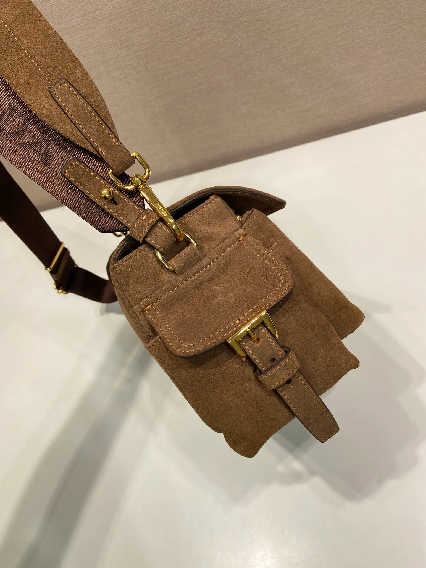 💰1520🎉New messenger bag🎉1BD394 suede leather🎉🎉 This handbag perfectly combines sophistication and functionality. It is made of imported suede leather with a soft outline and multiple pockets. Combining sporty and versatile elements, the lightweight and practical design features an enameled triangle metal logo and leather details. Equipped with 2 detachable shoulder straps, large capacity, perfect, and a popular style that will never go out of style. The large size is suitable for both men and women, so hurry up and get it🎉🎉 Length 30x Height 14x Bottom 10cm🎉🎉🎉💰💰💰