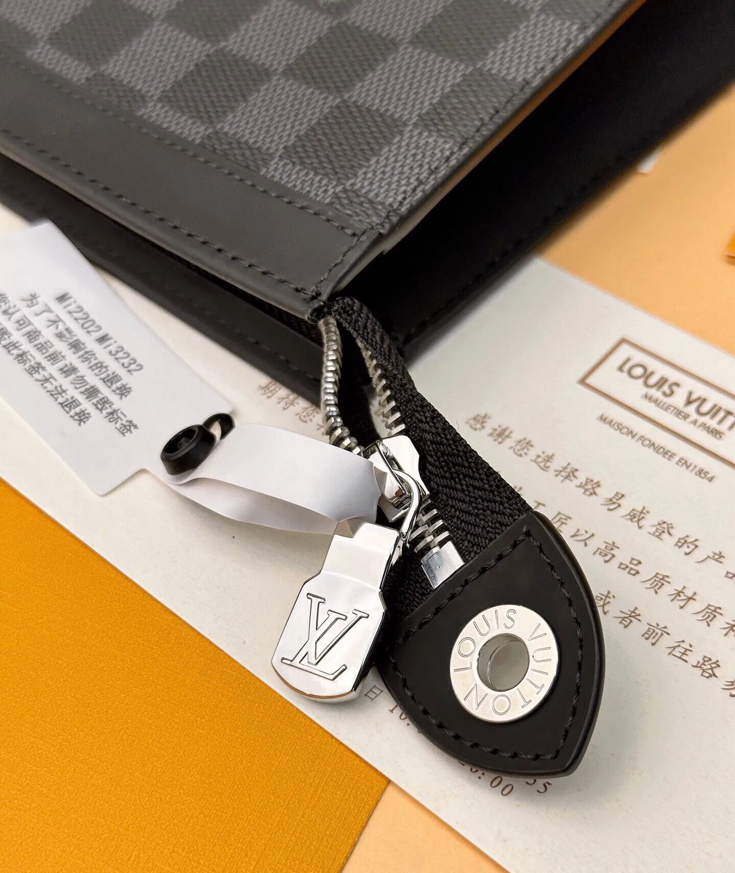P¥320👉nfc dynamic chip version👈【Top original order, all steel hardware】Clutch bag✈️M61690 black grid😎European counter exclusive same style🈲Made of elegant DaMeier Ebene Classic black plaid material🈲The interior is made of unique foam fabric that is wear-resistant and can be washed in dirty water👍💎Original gold chain🎩Both fashion and practicality👿Soft and comfortable bag body🔜With slip pockets on the inside🎩Large capacity to meet your daily needs💯Size 26.5-20-6CM, comes with box