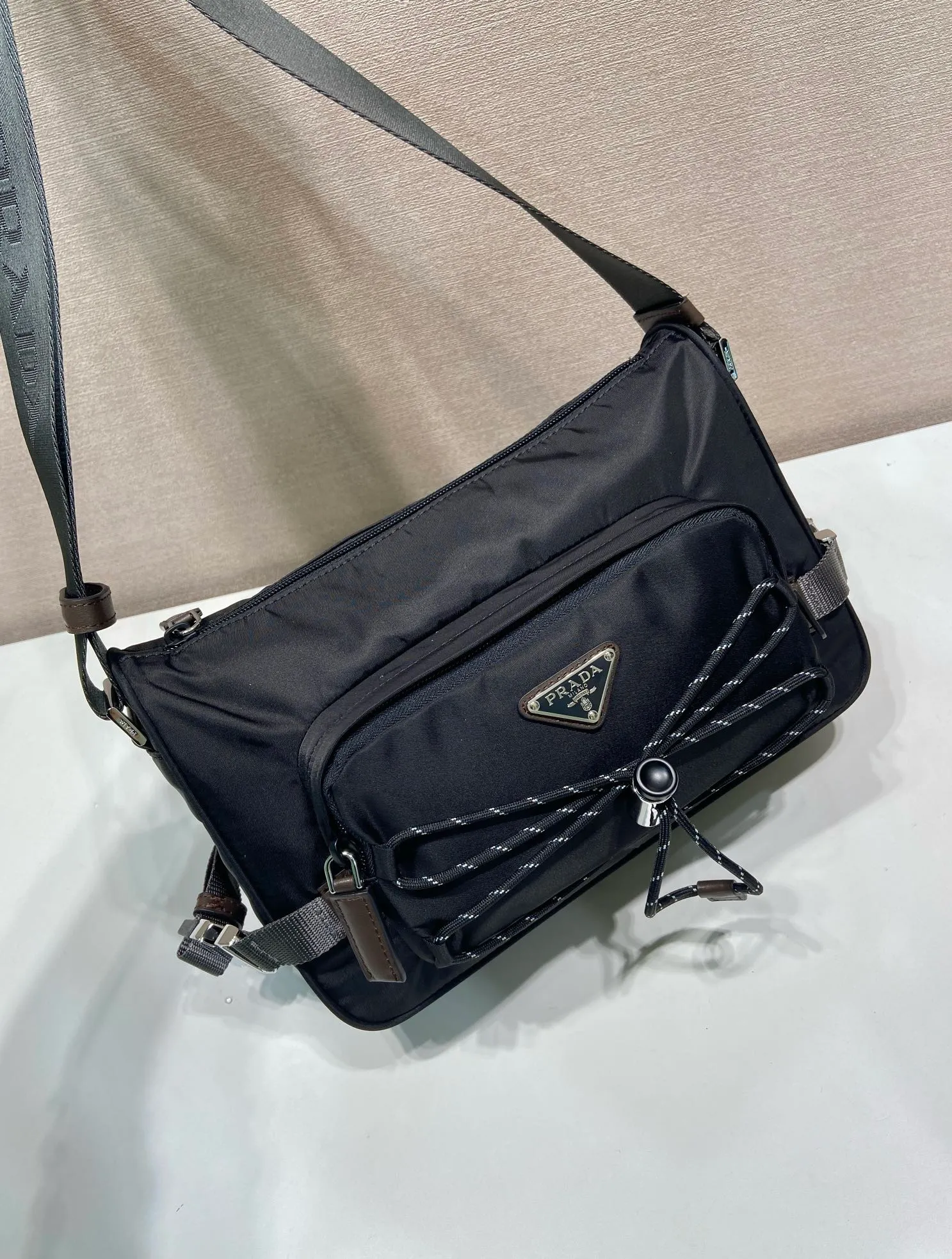 🎉New messenger bag🎉2VH192 new product🎉🎉 This shoulder bag combines functionality and decoration, integrating urban style and outdoor elements. The Re-Nylon bag is lightweight and compact in design, incorporating rich technical details to give the accessory a modern, sporty style. Features adjustable technical cord, long adjustable braided nylon shoulder strap and zip closure. It has a large capacity and space, and it is a popular style that will never go out of style🎉🎉 Length 28x Height 17.5x Bottom 10cm🎉🎉🎉💰💰💰