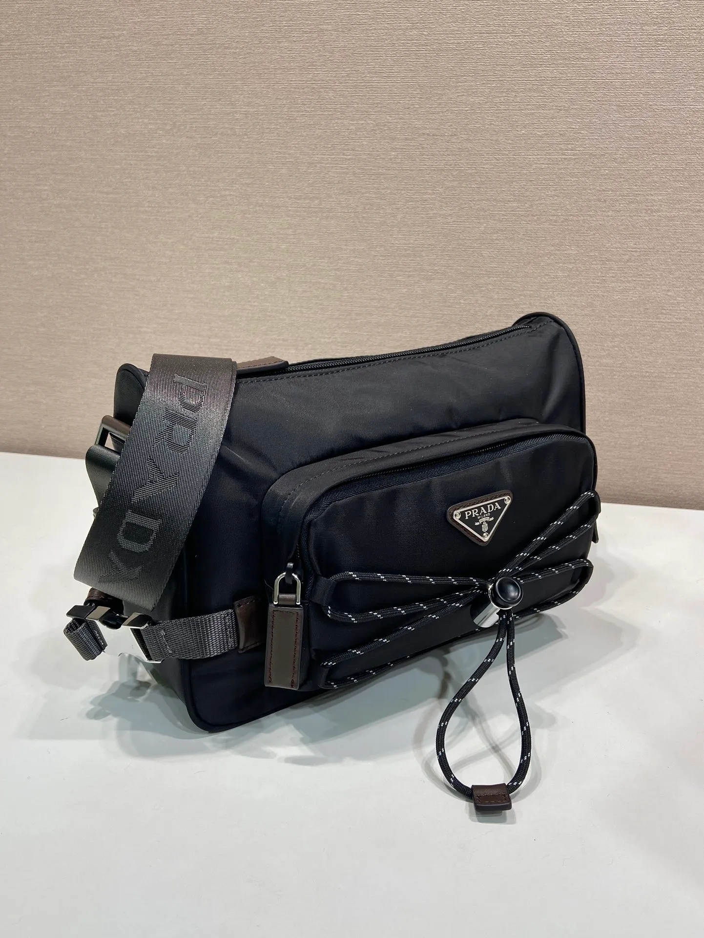 🎉New messenger bag🎉2VH192 new product🎉🎉 This shoulder bag combines functionality and decoration, integrating urban style and outdoor elements. The Re-Nylon bag is lightweight and compact in design, incorporating rich technical details to give the accessory a modern, sporty style. Features adjustable technical cord, long adjustable braided nylon shoulder strap and zip closure. It has a large capacity and space, and it is a popular style that will never go out of style🎉🎉 Length 28x Height 17.5x Bottom 10cm🎉🎉🎉💰💰💰