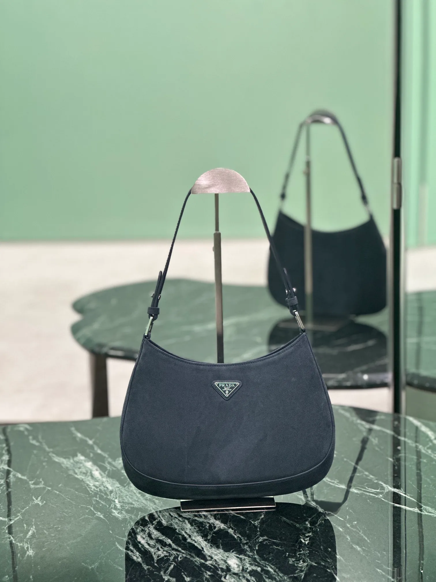 💰1160, Cleo armpit bag, frosted blue and gray. This year’s hot second-hand armpit bag has always been very popular. It adopts a suede frosted special-shaped bag design. It is cool and fashionable, with enough capacity. It is light and can be packed without going out of date. It is perfect, with a retro feel concave shape! Size: length 26.5x height 15x bottom 4cm Style number: 1BC499
