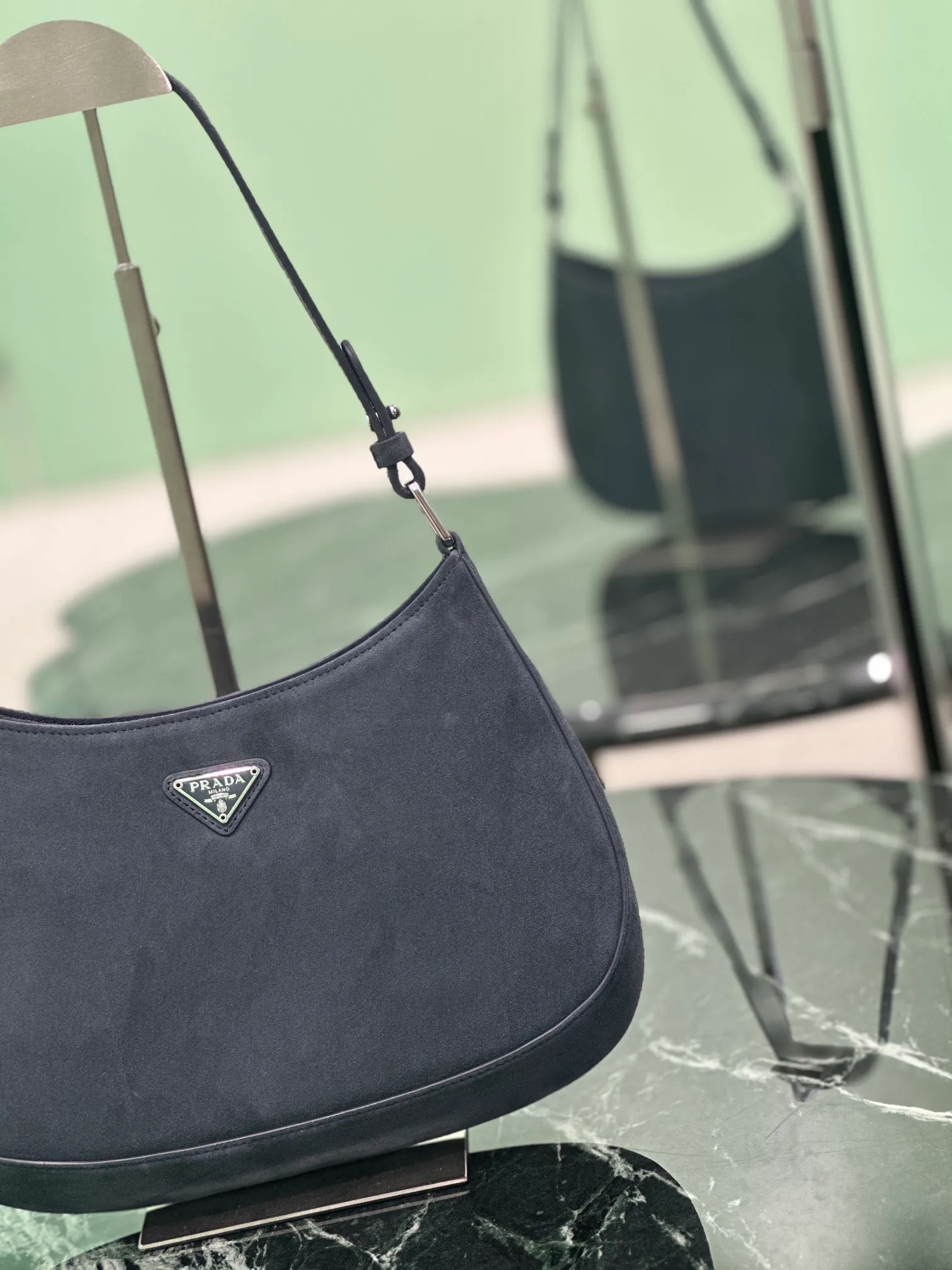 💰1160, Cleo armpit bag, frosted blue and gray. This year’s hot second-hand armpit bag has always been very popular. It adopts a suede frosted special-shaped bag design. It is cool and fashionable, with enough capacity. It is light and can be packed without going out of date. It is perfect, with a retro feel concave shape! Size: length 26.5x height 15x bottom 4cm Style number: 1BC499