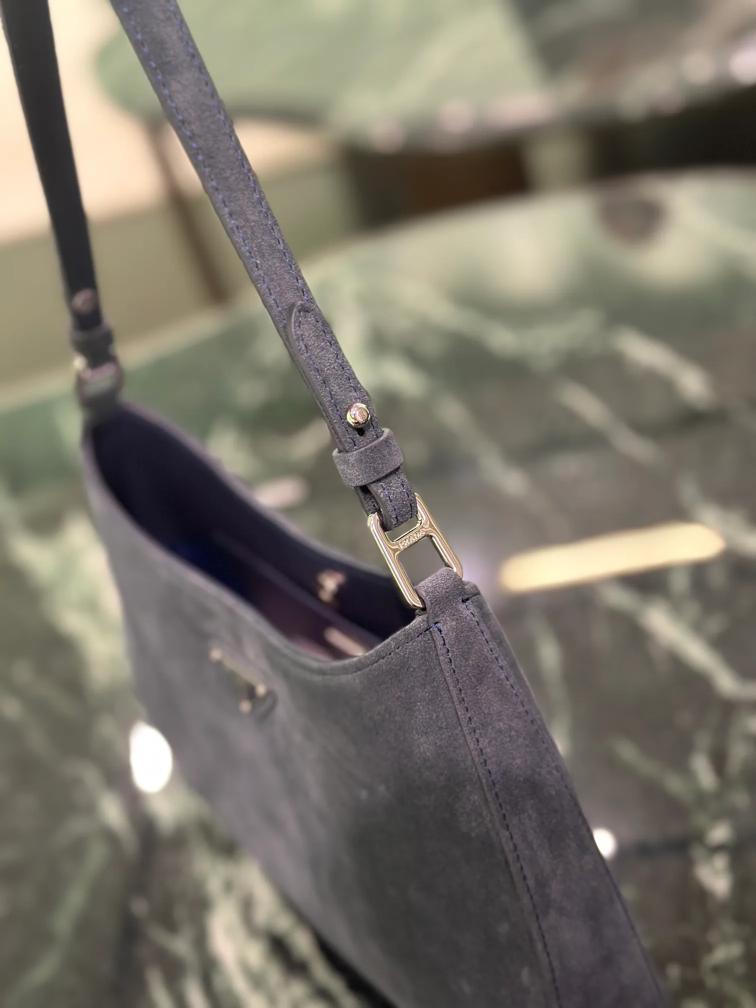 💰1160, Cleo armpit bag, frosted blue and gray. This year’s hot second-hand armpit bag has always been very popular. It adopts a suede frosted special-shaped bag design. It is cool and fashionable, with enough capacity. It is light and can be packed without going out of date. It is perfect, with a retro feel concave shape! Size: length 26.5x height 15x bottom 4cm Style number: 1BC499