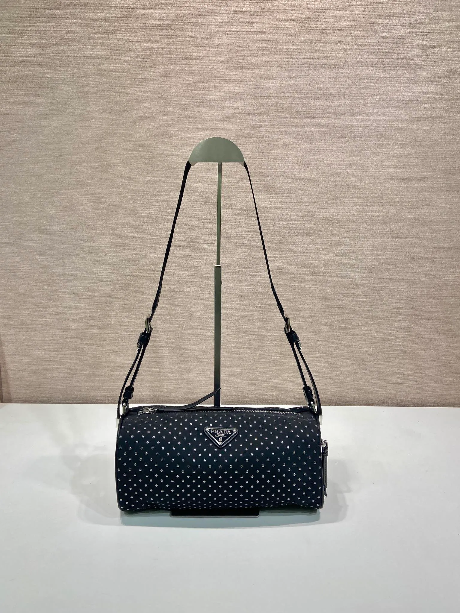 🎉New product🎉1BC233 rivets🎉🎉 This shoulder bag is made of imported nylon fabric and calfskin. The new design is hand-heated rivets, which makes it particularly unique and fashionable. The zipper bag opening and closing has large capacity. If you like babies, hurry up and get it. It is fashionable and unique/100% return rate😘😘 Length 27x Height 12x Bottom 10cm🎉🎉🎉💰💰💰