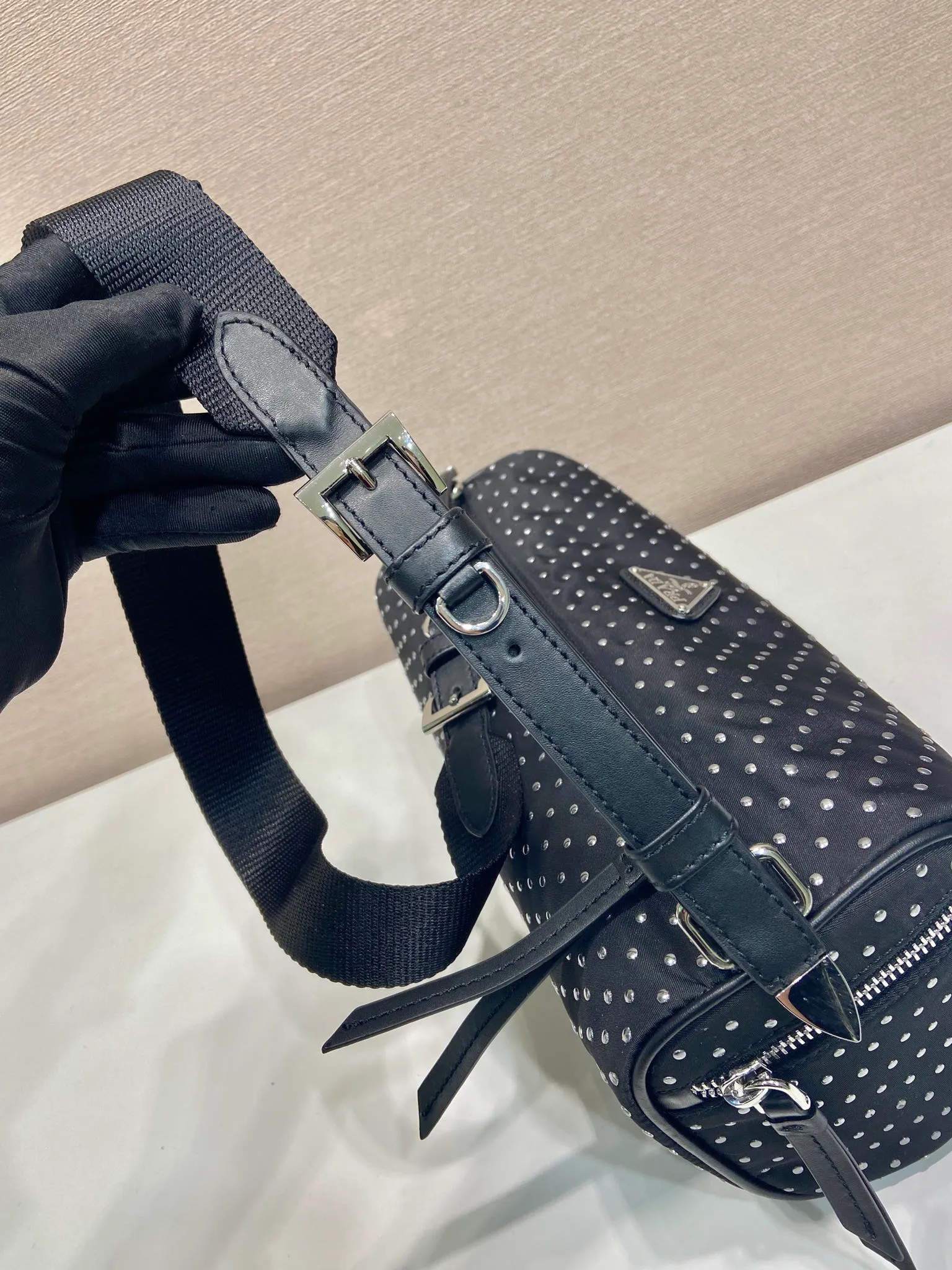 🎉New product🎉1BC233 rivets🎉🎉 This shoulder bag is made of imported nylon fabric and calfskin. The new design is hand-heated rivets, which makes it particularly unique and fashionable. The zipper bag opening and closing has large capacity. If you like babies, hurry up and get it. It is fashionable and unique/100% return rate😘😘 Length 27x Height 12x Bottom 10cm🎉🎉🎉💰💰💰