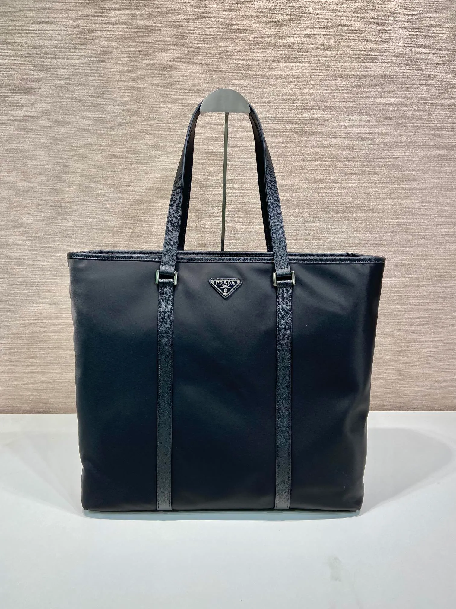 💰1260🎉New tote bag🎉2VG112🎉🎉 This tote bag is made of Re-Nylon regenerated nylon, decorated with Saffiano leather details, flat leather handles, enamelled metal triangle logo on the front, internal zipper pocket, large capacity, lightweight and practical, get it now🎉🎉 Length 40x Height 38x Bottom 16cm🎉🎉🎉👏👏👏