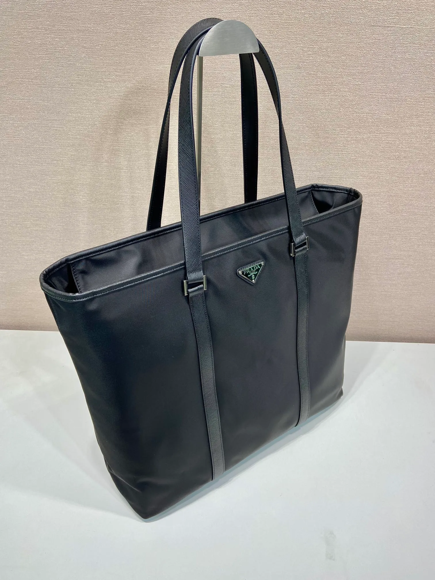 💰1260🎉New tote bag🎉2VG112🎉🎉 This tote bag is made of Re-Nylon regenerated nylon, decorated with Saffiano leather details, flat leather handles, enamelled metal triangle logo on the front, internal zipper pocket, large capacity, lightweight and practical, get it now🎉🎉 Length 40x Height 38x Bottom 16cm🎉🎉🎉👏👏👏