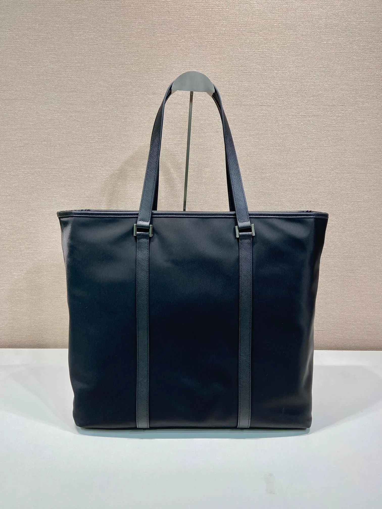 💰1260🎉New tote bag🎉2VG112🎉🎉 This tote bag is made of Re-Nylon regenerated nylon, decorated with Saffiano leather details, flat leather handles, enamelled metal triangle logo on the front, internal zipper pocket, large capacity, lightweight and practical, get it now🎉🎉 Length 40x Height 38x Bottom 16cm🎉🎉🎉👏👏👏