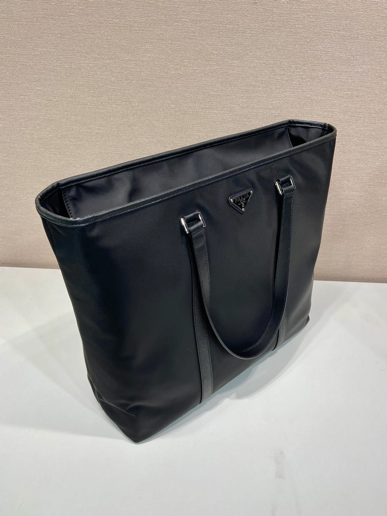 💰1260🎉New tote bag🎉2VG112🎉🎉 This tote bag is made of Re-Nylon regenerated nylon, decorated with Saffiano leather details, flat leather handles, enamelled metal triangle logo on the front, internal zipper pocket, large capacity, lightweight and practical, get it now🎉🎉 Length 40x Height 38x Bottom 16cm🎉🎉🎉👏👏👏
