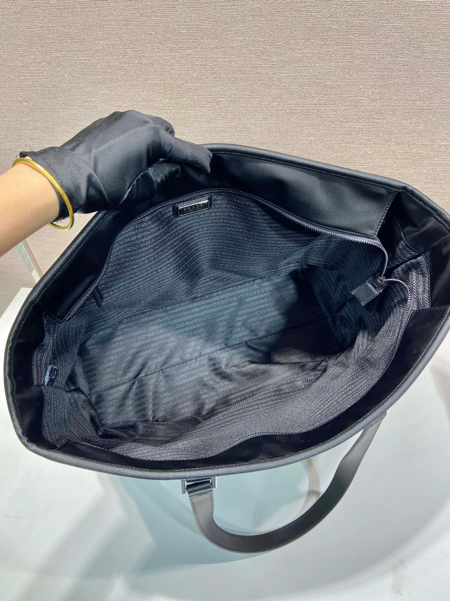 💰1260🎉New tote bag🎉2VG112🎉🎉 This tote bag is made of Re-Nylon regenerated nylon, decorated with Saffiano leather details, flat leather handles, enamelled metal triangle logo on the front, internal zipper pocket, large capacity, lightweight and practical, get it now🎉🎉 Length 40x Height 38x Bottom 16cm🎉🎉🎉👏👏👏