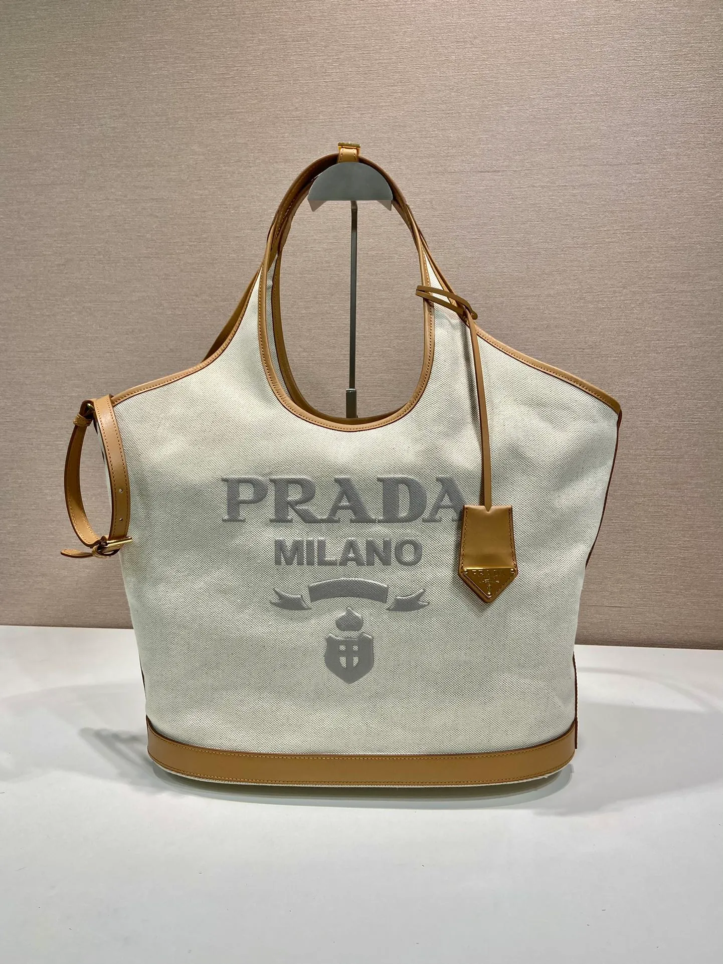 💰1320🎉New Tote Bag🎉1BG472 Large🎉🎉 This tote bag is made of linen blended fabric, showing a fashionable volume and exquisite geometric shape. It is embellished with an embossed letter logo on the front (it has a three-dimensional feel). It is casual and versatile, with ample capacity. It is embellished with contrasting calfskin leather details, adding a touch of elegance and charm. Detachable keychain, hurry up and get it, it is another popular style that will never go out of style🎉🎉 Length 37.5x Height 30x Bottom 13cm🎉🎉🎉👏👏👏