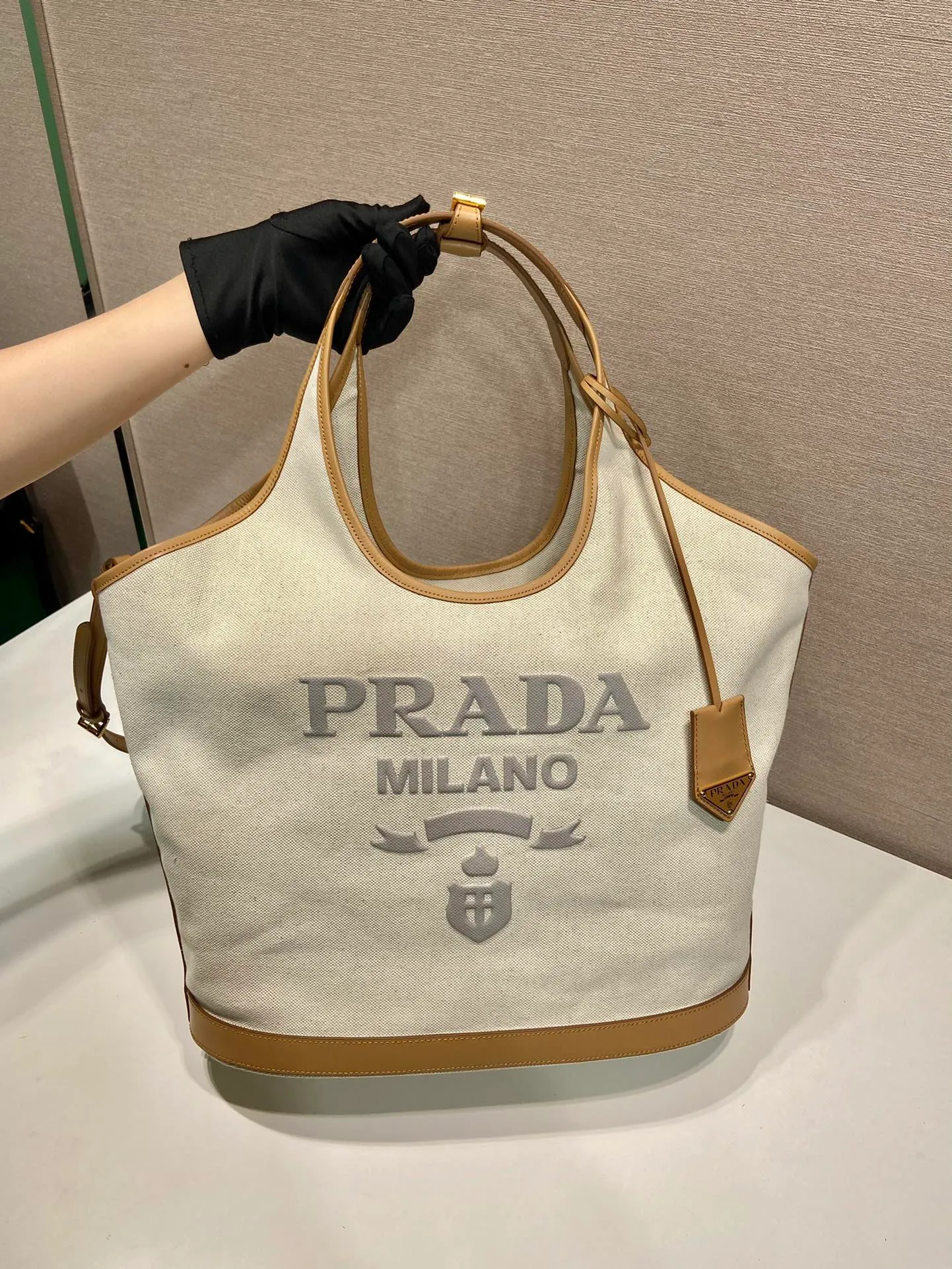 💰1320🎉New Tote Bag🎉1BG472 Large🎉🎉 This tote bag is made of linen blended fabric, showing a fashionable volume and exquisite geometric shape. It is embellished with an embossed letter logo on the front (it has a three-dimensional feel). It is casual and versatile, with ample capacity. It is embellished with contrasting calfskin leather details, adding a touch of elegance and charm. Detachable keychain, hurry up and get it, it is another popular style that will never go out of style🎉🎉 Length 37.5x Height 30x Bottom 13cm🎉🎉🎉👏👏👏