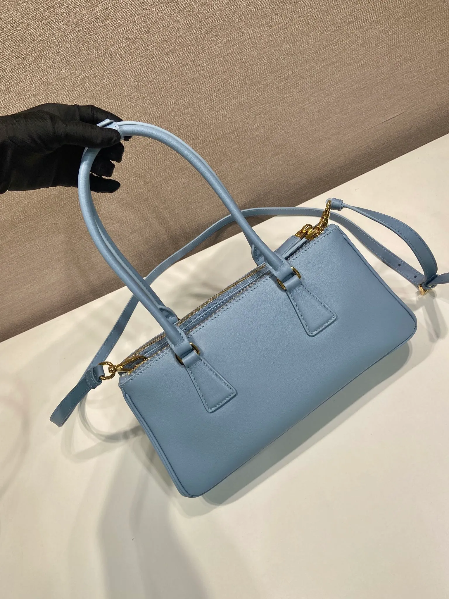 💰1700🎉 New killer bag 🎉 1BA457 new color 🎉🎉 This killer bag is made of imported calfskin, top-grade hardware, equipped with a detachable and adjustable long shoulder strap, large capacity space, and the upper body is very beautiful. Yes, it is back with double cleats, and it is another popular style that will never go out of style 🎉 Hurry up and get it 👏👏 Length 28x Height 14x Bottom 10.5cm👏👏👏💰💰💰