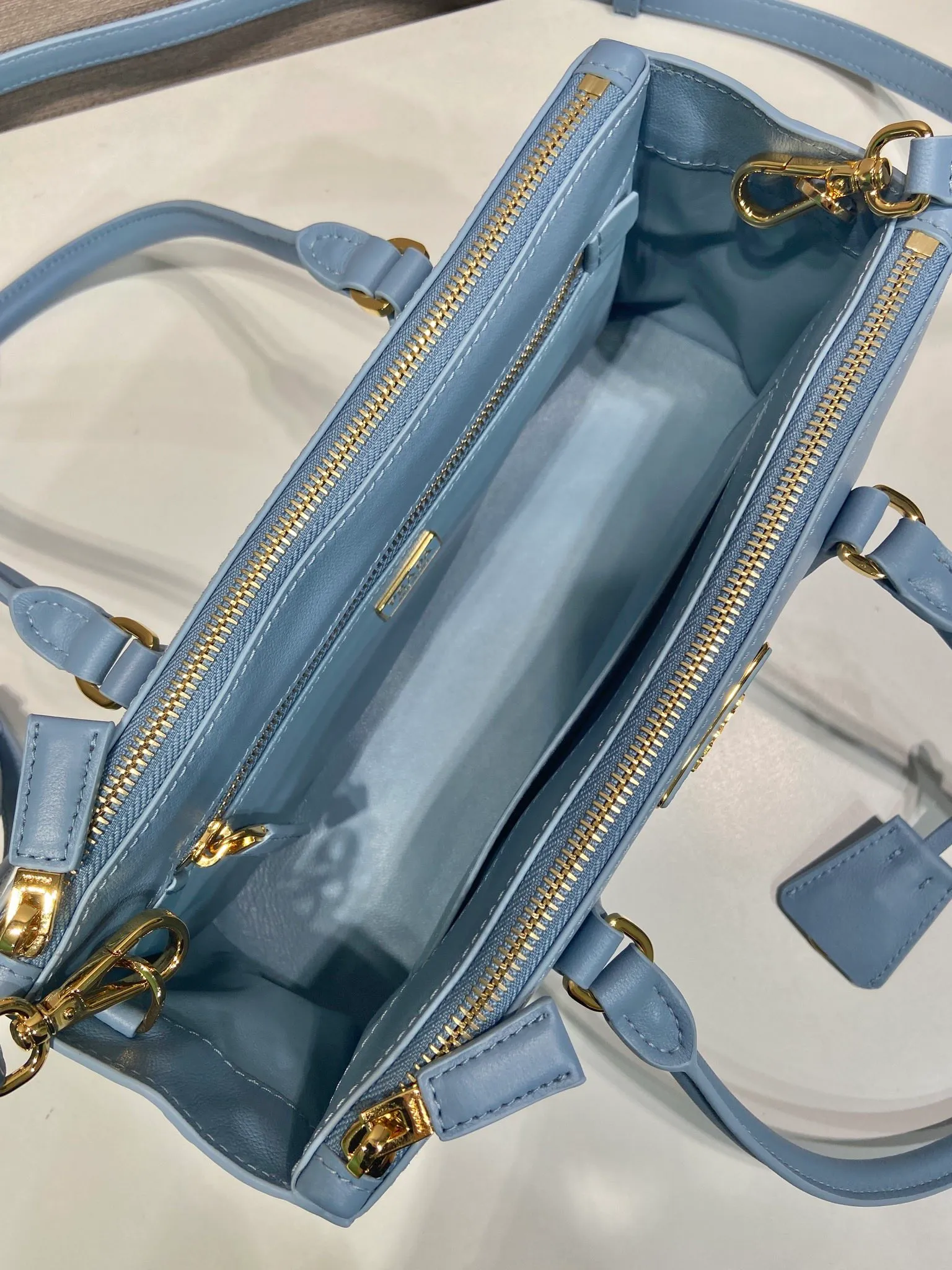 💰1700🎉 New killer bag 🎉 1BA457 new color 🎉🎉 This killer bag is made of imported calfskin, top-grade hardware, equipped with a detachable and adjustable long shoulder strap, large capacity space, and the upper body is very beautiful. Yes, it is back with double cleats, and it is another popular style that will never go out of style 🎉 Hurry up and get it 👏👏 Length 28x Height 14x Bottom 10.5cm👏👏👏💰💰💰