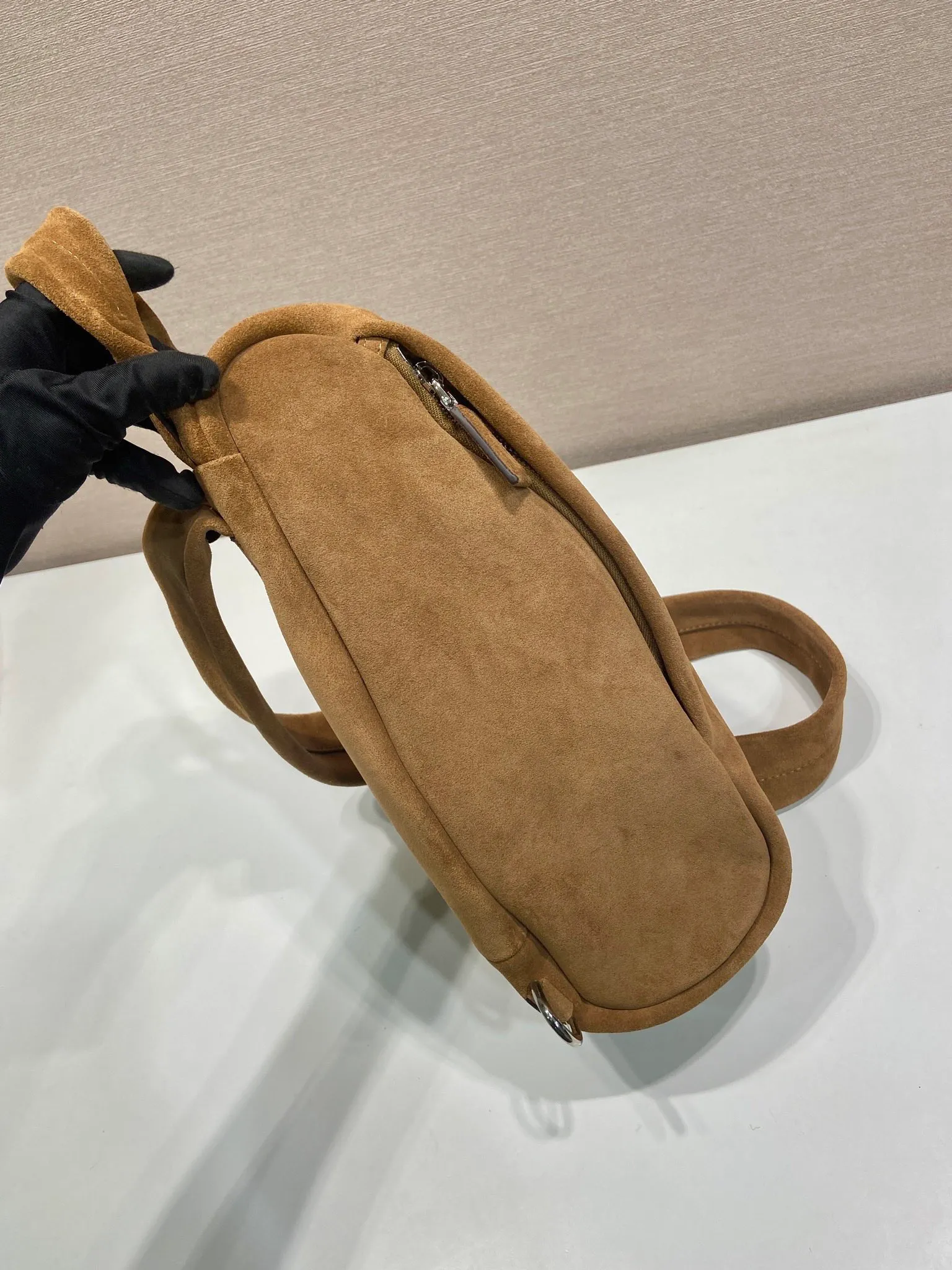 💰1360🎉New chest bag🎉2VZ114 suede leather🎉🎉 This chest bag is designed with craftsmanship and uses soft suede leather to interpret the modernist geometric shape. The interior is made of sheepskin, and the letter logo shows your identity. The one-shoulder version combines sports functionality with contemporary sophistication. Pulls on both sides to open and close, babies, hurry up and get it🎉🎉 Length 18x Height 32x Bottom 11cm🎉🎉🎉💰💰💰
