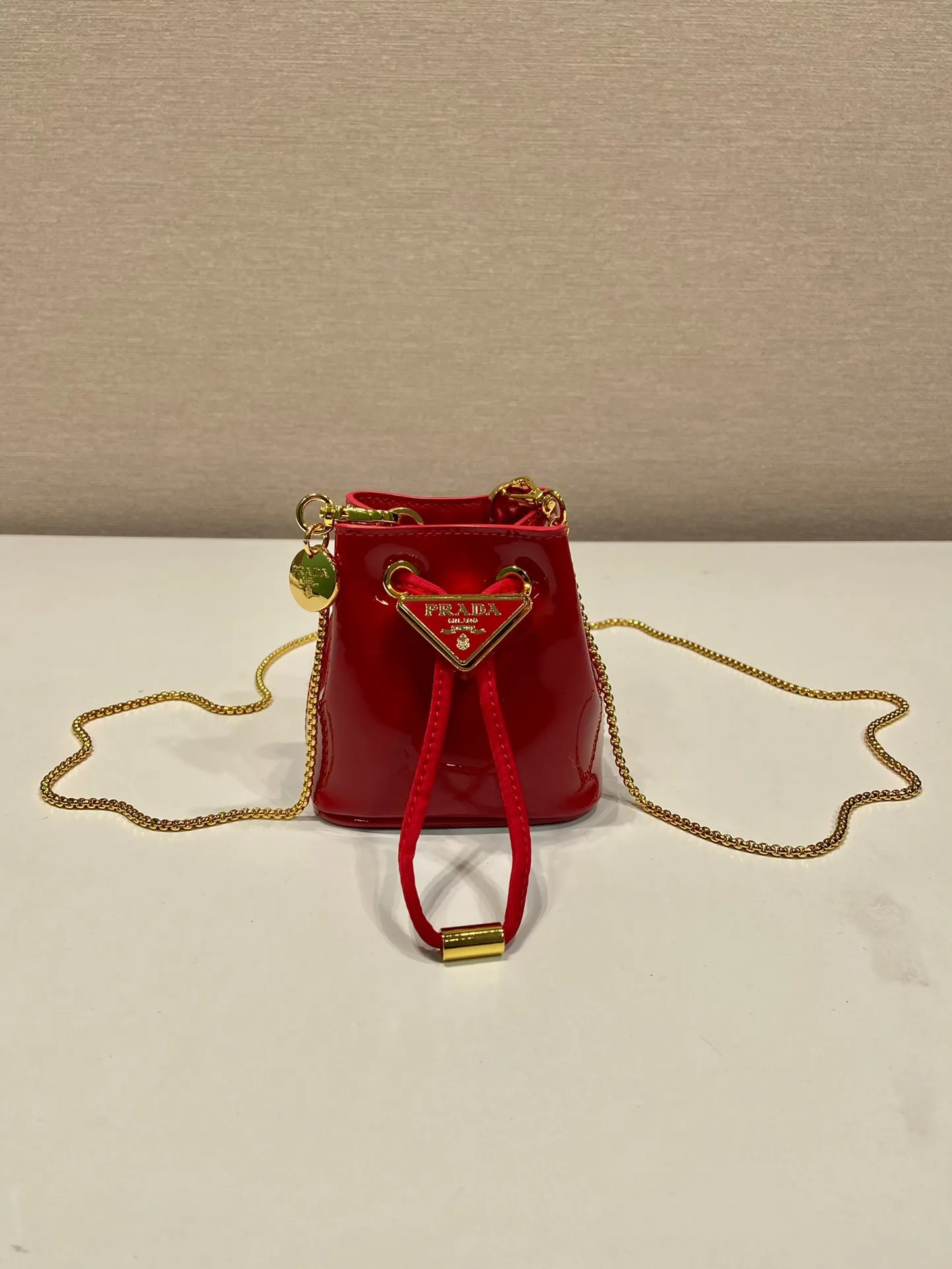 💰960🎉Patent leather bucket🎉1NR016 calfskin🎉🎉 This patent leather bucket is made of imported glossy cowhide and enamel-coated metal triangle logo decorated opening and closing design. Metal iron can be spanned diagonally. So cute😍, the effect is very eye-catching, so cute and cool, don’t you feel moved😙😙, beauties. Get it now. So beautiful and cute😋😋 Length 10x height 12x base 7cm🎉🎉🎉👏👏👏