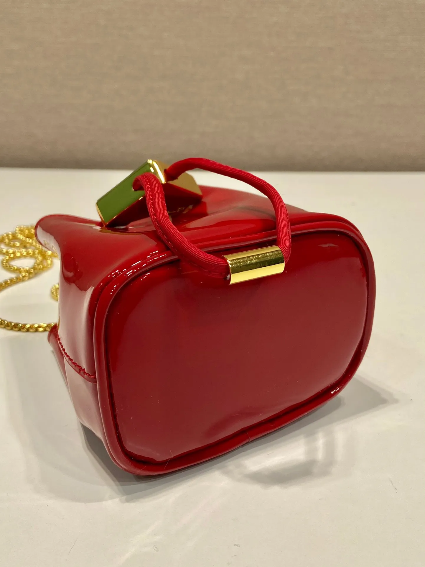 💰960🎉Patent leather bucket🎉1NR016 calfskin🎉🎉 This patent leather bucket is made of imported glossy cowhide and enamel-coated metal triangle logo decorated opening and closing design. Metal iron can be spanned diagonally. So cute😍, the effect is very eye-catching, so cute and cool, don’t you feel moved😙😙, beauties. Get it now. So beautiful and cute😋😋 Length 10x height 12x base 7cm🎉🎉🎉👏👏👏