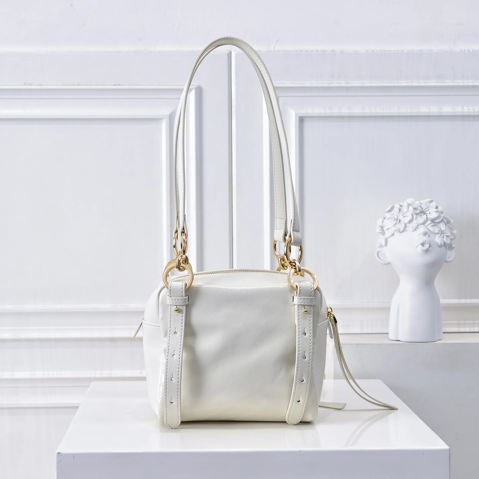 💰440￥🎉PRADA25 spring new waxed leather🎉 This new square handbag is made of soft waxed leather with a retro feel. Retro metal hardware and zipper pockets with archive elements highlight the retro charm. It has a large capacity and can be carried by hand or shoulder strap. The upper body effect is fashionable and towering. It is also a popular style that will never go out of style. Get it now🎉 Style number: 7044 Dimensions: Length 18x Height 16x Bottom 12cm🎉🎉🎉 Material: Oil-waxed cowhide