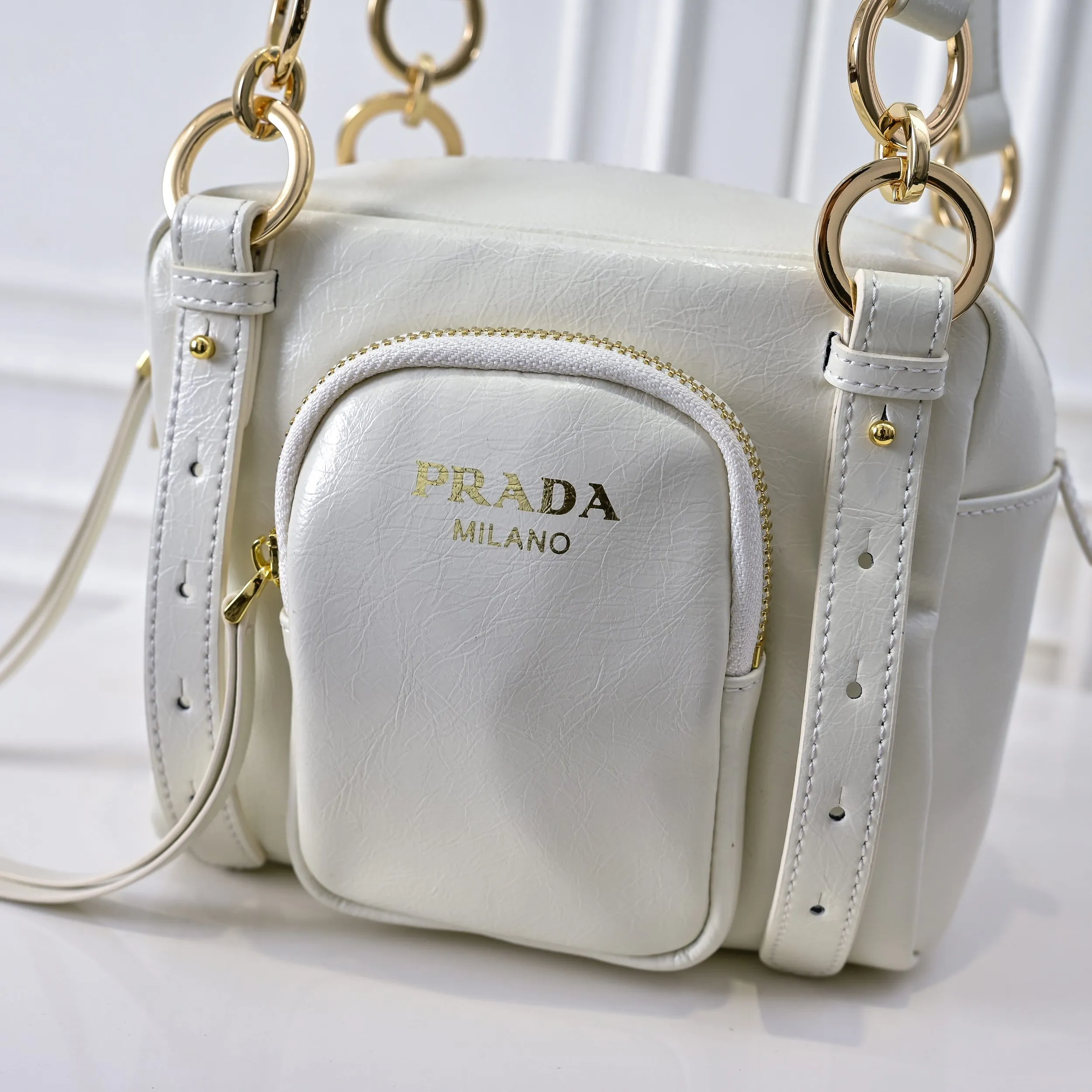 💰440￥🎉PRADA25 spring new waxed leather🎉 This new square handbag is made of soft waxed leather with a retro feel. Retro metal hardware and zipper pockets with archive elements highlight the retro charm. It has a large capacity and can be carried by hand or shoulder strap. The upper body effect is fashionable and towering. It is also a popular style that will never go out of style. Get it now🎉 Style number: 7044 Dimensions: Length 18x Height 16x Bottom 12cm🎉🎉🎉 Material: Oil-waxed cowhide