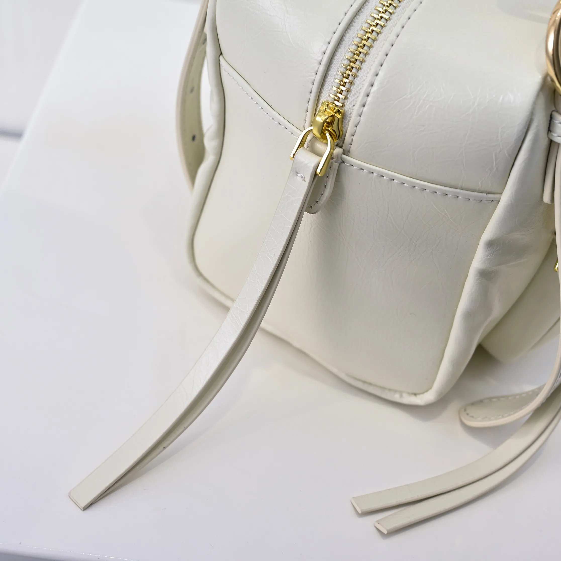 💰440￥🎉PRADA25 spring new waxed leather🎉 This new square handbag is made of soft waxed leather with a retro feel. Retro metal hardware and zipper pockets with archive elements highlight the retro charm. It has a large capacity and can be carried by hand or shoulder strap. The upper body effect is fashionable and towering. It is also a popular style that will never go out of style. Get it now🎉 Style number: 7044 Dimensions: Length 18x Height 16x Bottom 12cm🎉🎉🎉 Material: Oil-waxed cowhide