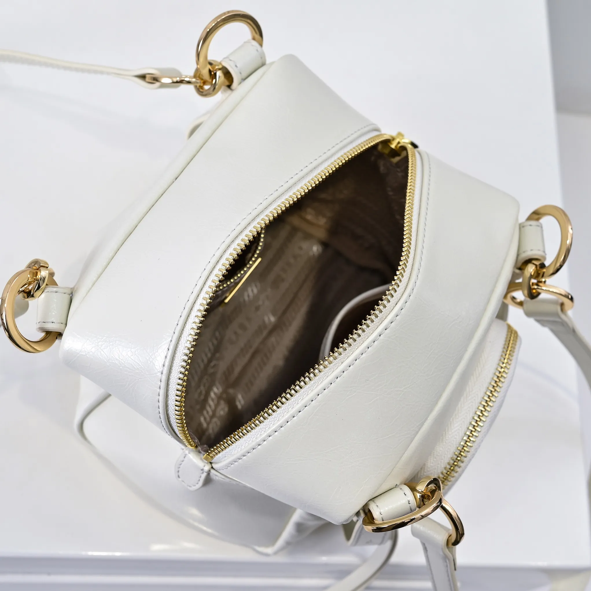 💰440￥🎉PRADA25 spring new waxed leather🎉 This new square handbag is made of soft waxed leather with a retro feel. Retro metal hardware and zipper pockets with archive elements highlight the retro charm. It has a large capacity and can be carried by hand or shoulder strap. The upper body effect is fashionable and towering. It is also a popular style that will never go out of style. Get it now🎉 Style number: 7044 Dimensions: Length 18x Height 16x Bottom 12cm🎉🎉🎉 Material: Oil-waxed cowhide